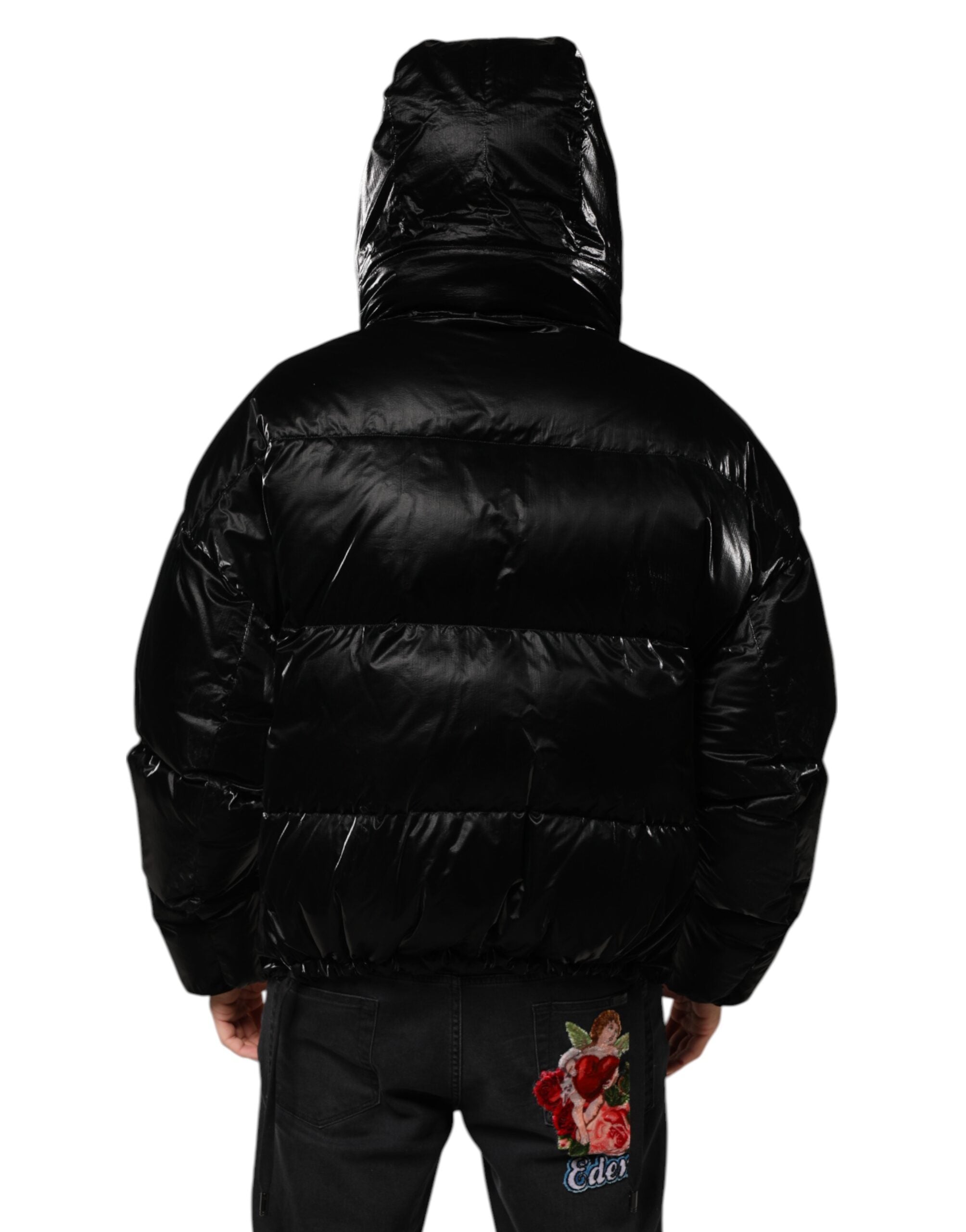 Veste matelassée noire à capuche avec logo Dolce & Gabbana, fermeture éclair complète, style décontracté et élégant.