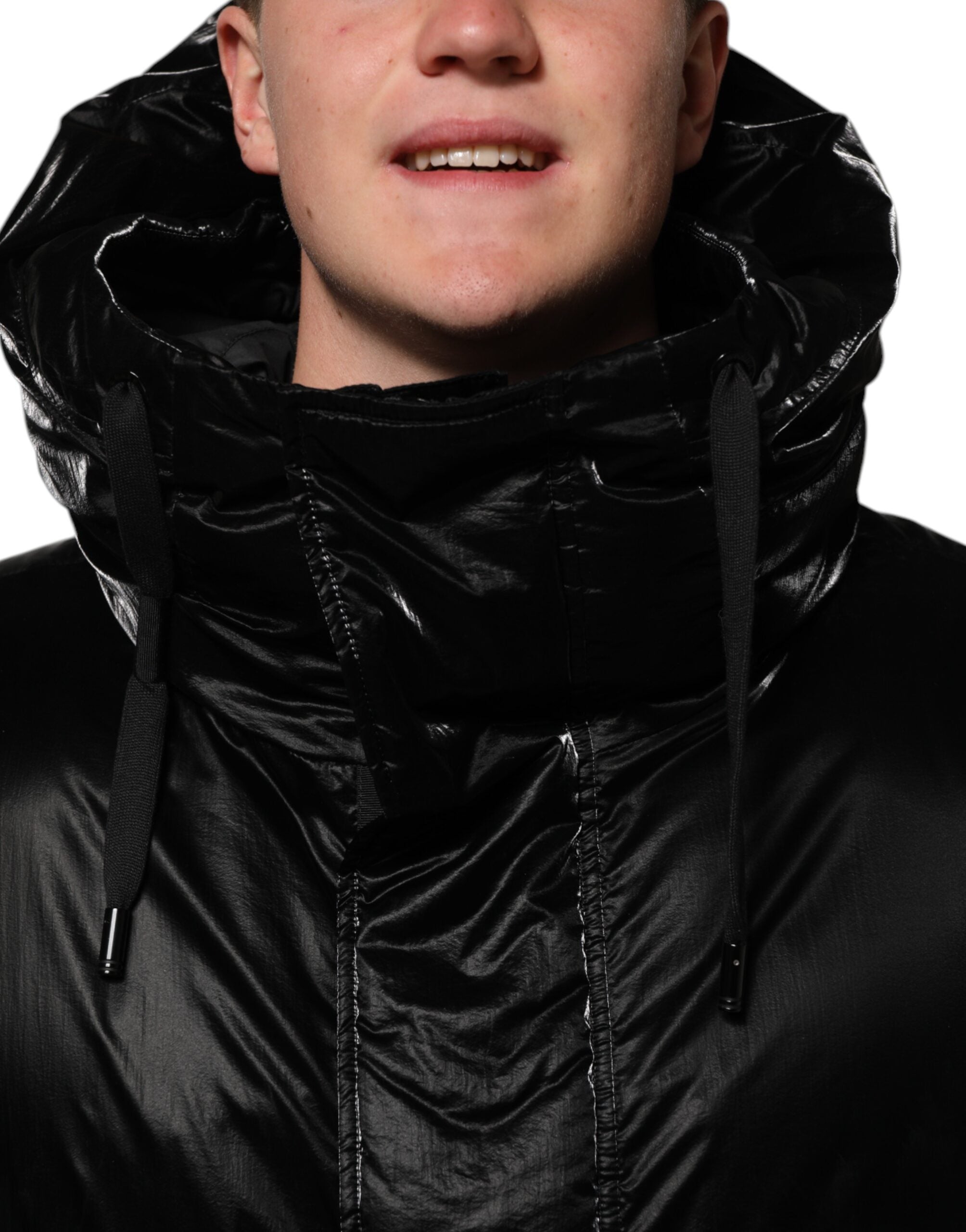 Veste matelassée noire Dolce & Gabbana avec logo, capuche et fermeture éclair complète, style élégant et décontracté.
