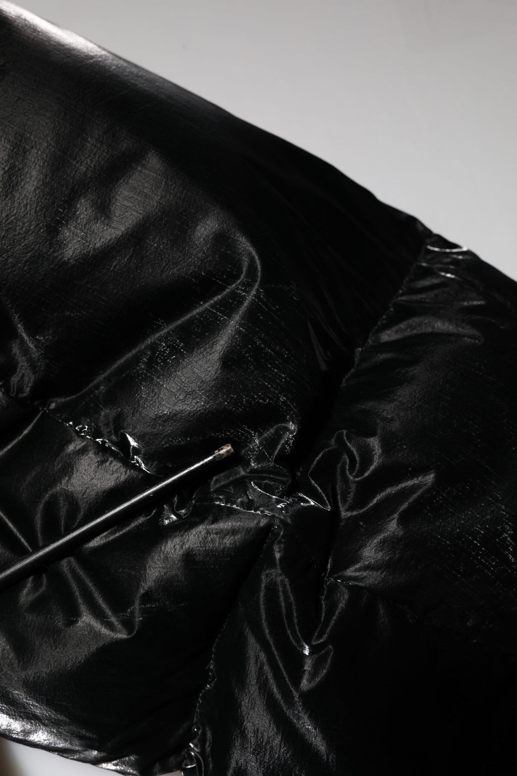 Veste matelassée noire Dolce & Gabbana avec logo, capuche à fermeture éclair complète, style urbain et élégant.