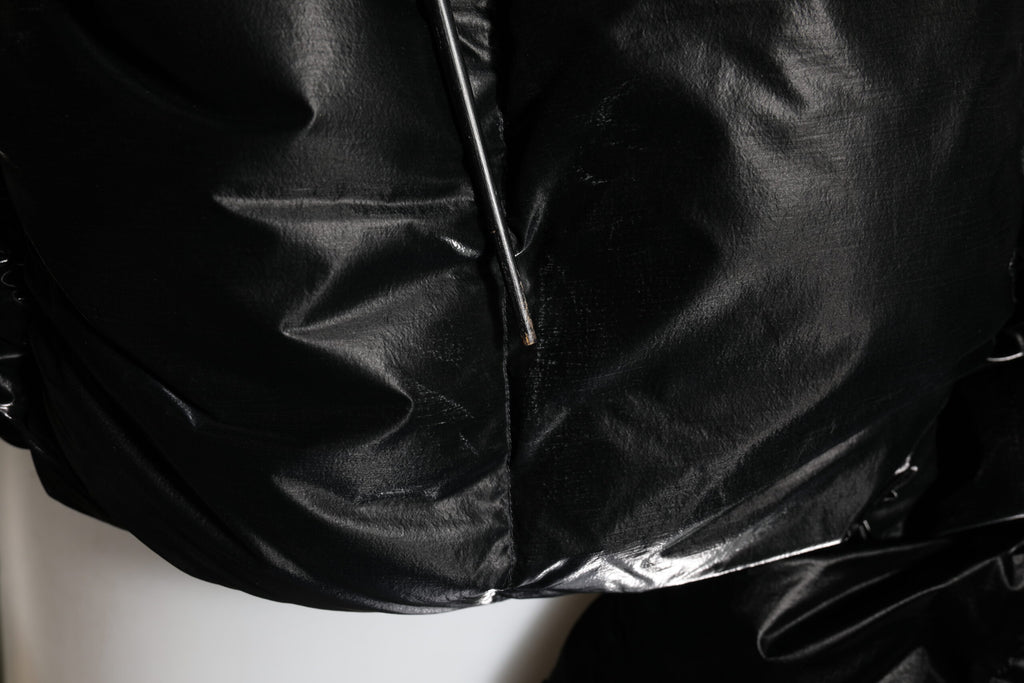 Veste matelassée noire Dolce & Gabbana à capuche avec logo, fermeture éclair complète et design élégant.