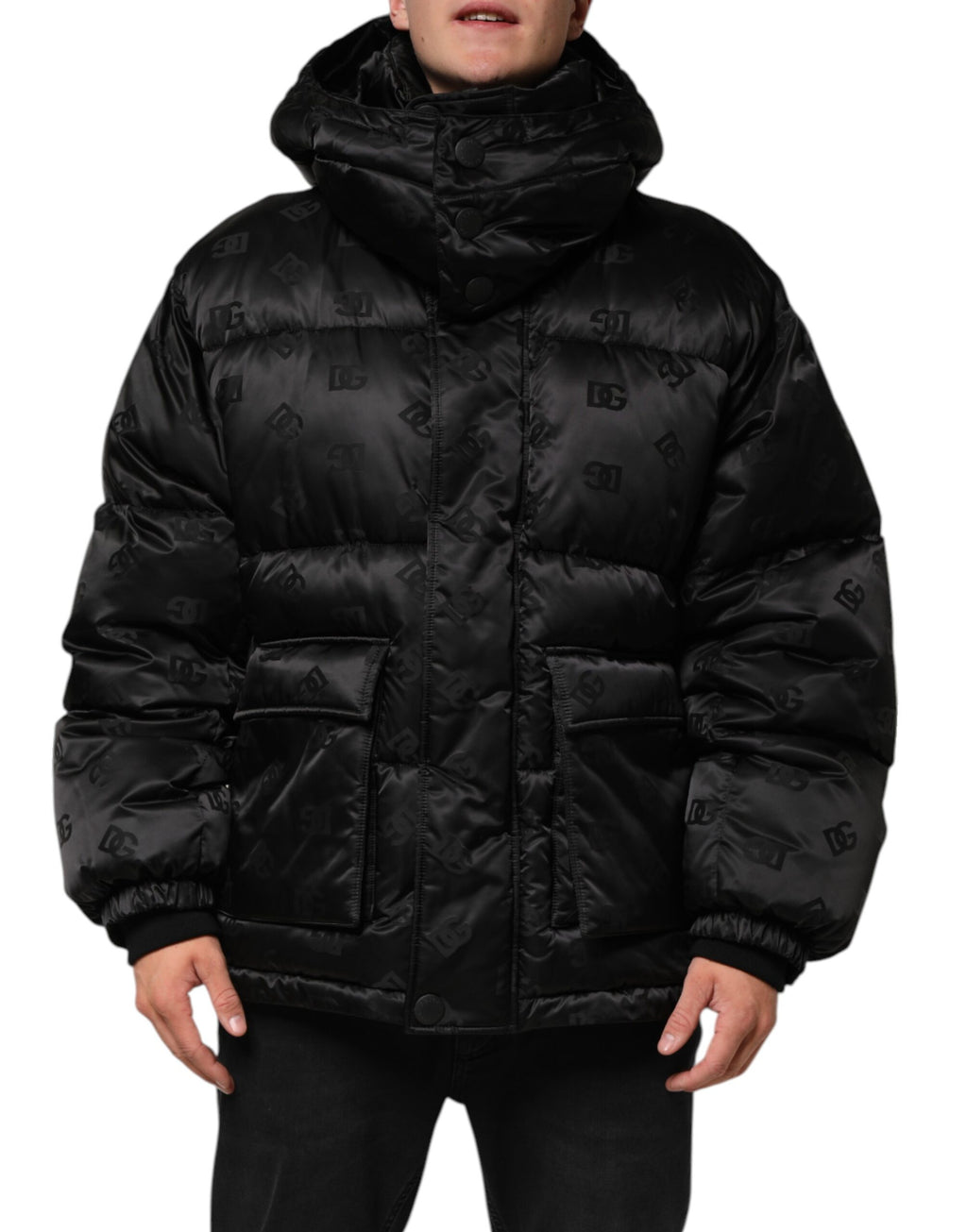 Veste matelassée noire Dolce & Gabbana avec logo monogramme, capuche en nylon, style chaud et tendance pour l'hiver.