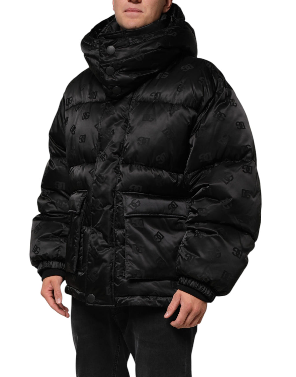 Veste matelassée noire Dolce & Gabbana avec logo monogramme, capuche en nylon, style puffer, mode élégante et décontractée.
