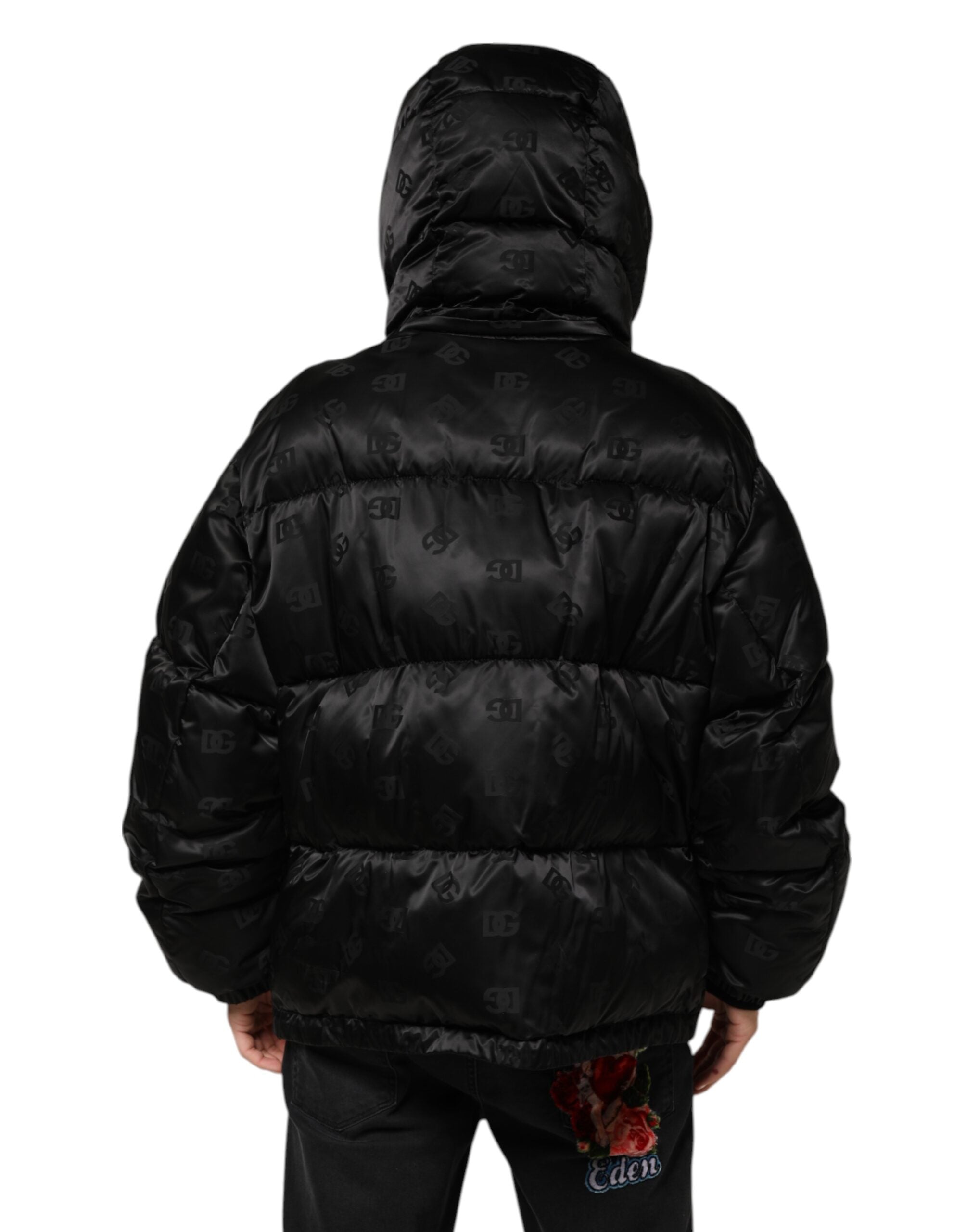 Veste matelassée noire Dolce & Gabbana avec logo monogramme, capuche en nylon, style puffer, veste d'hiver élégante.