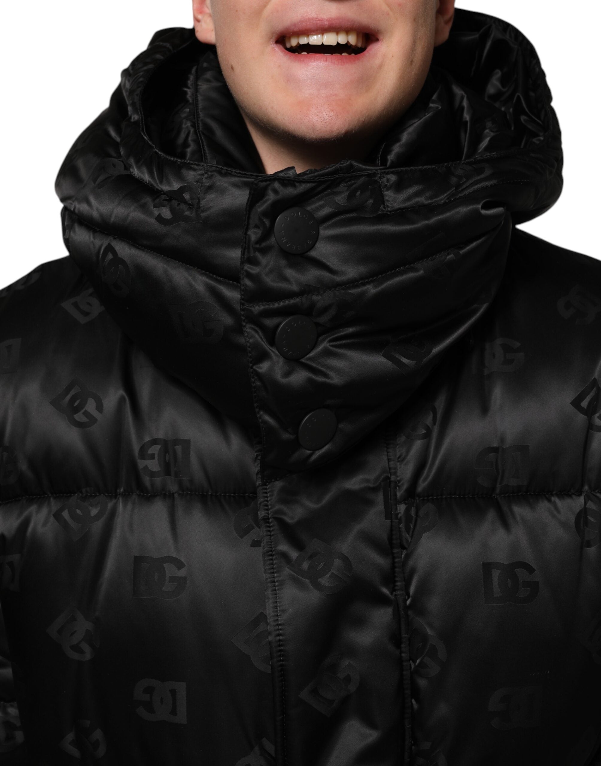 Veste matelassée noire Dolce & Gabbana avec logo monogramme, capuche en nylon, style élégant et chaud.