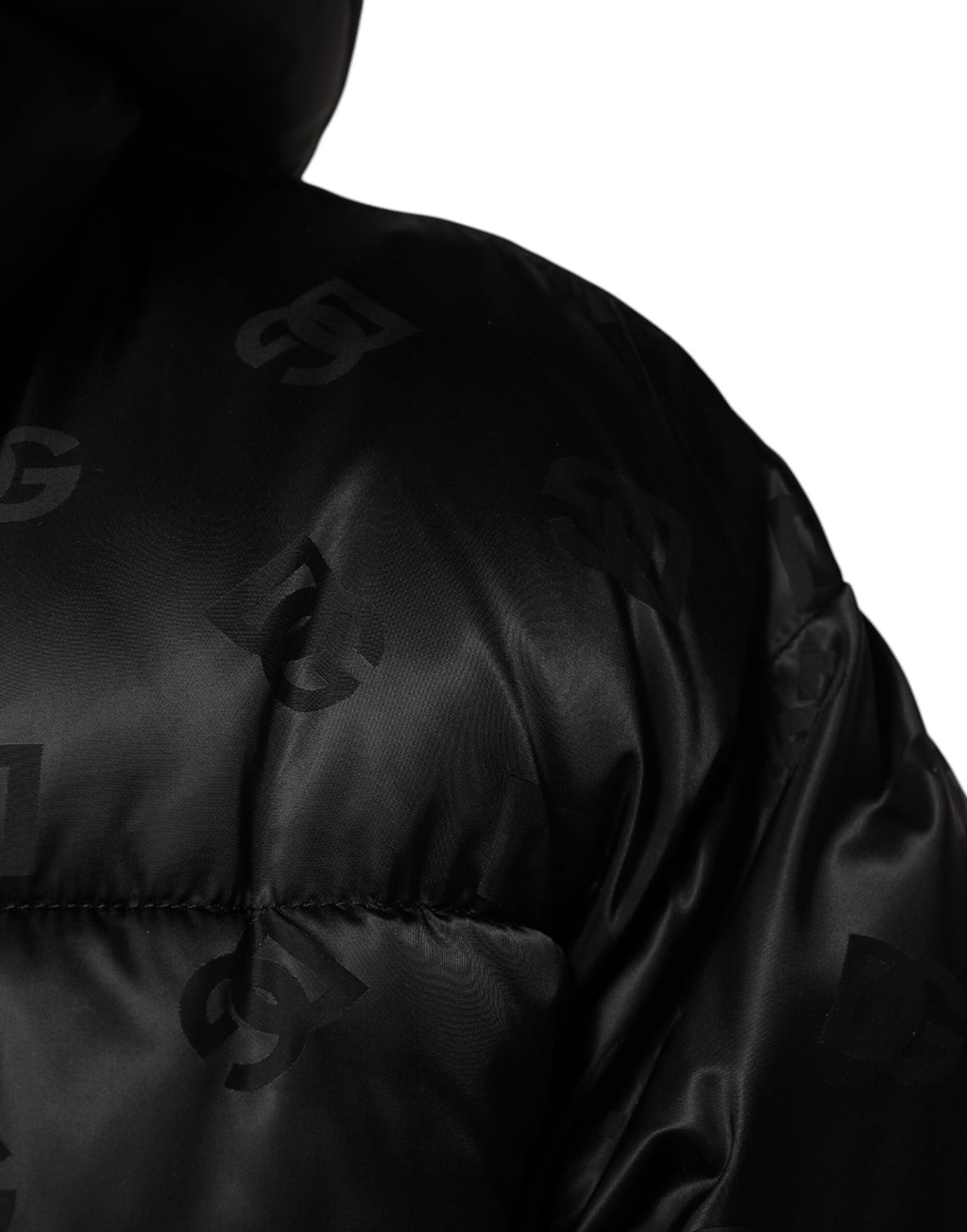 Veste matelassée noire Dolce & Gabbana avec logo monogramme, capuche en nylon, style puffer, mode élégante et décontractée.