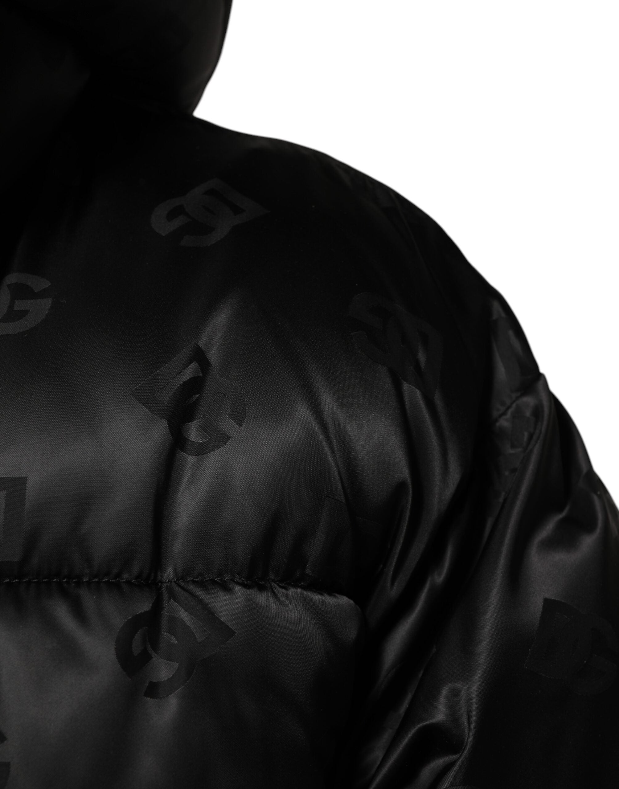 Veste matelassée noire Dolce & Gabbana avec logo monogramme, capuche en nylon, style puffer, mode élégante et décontractée.