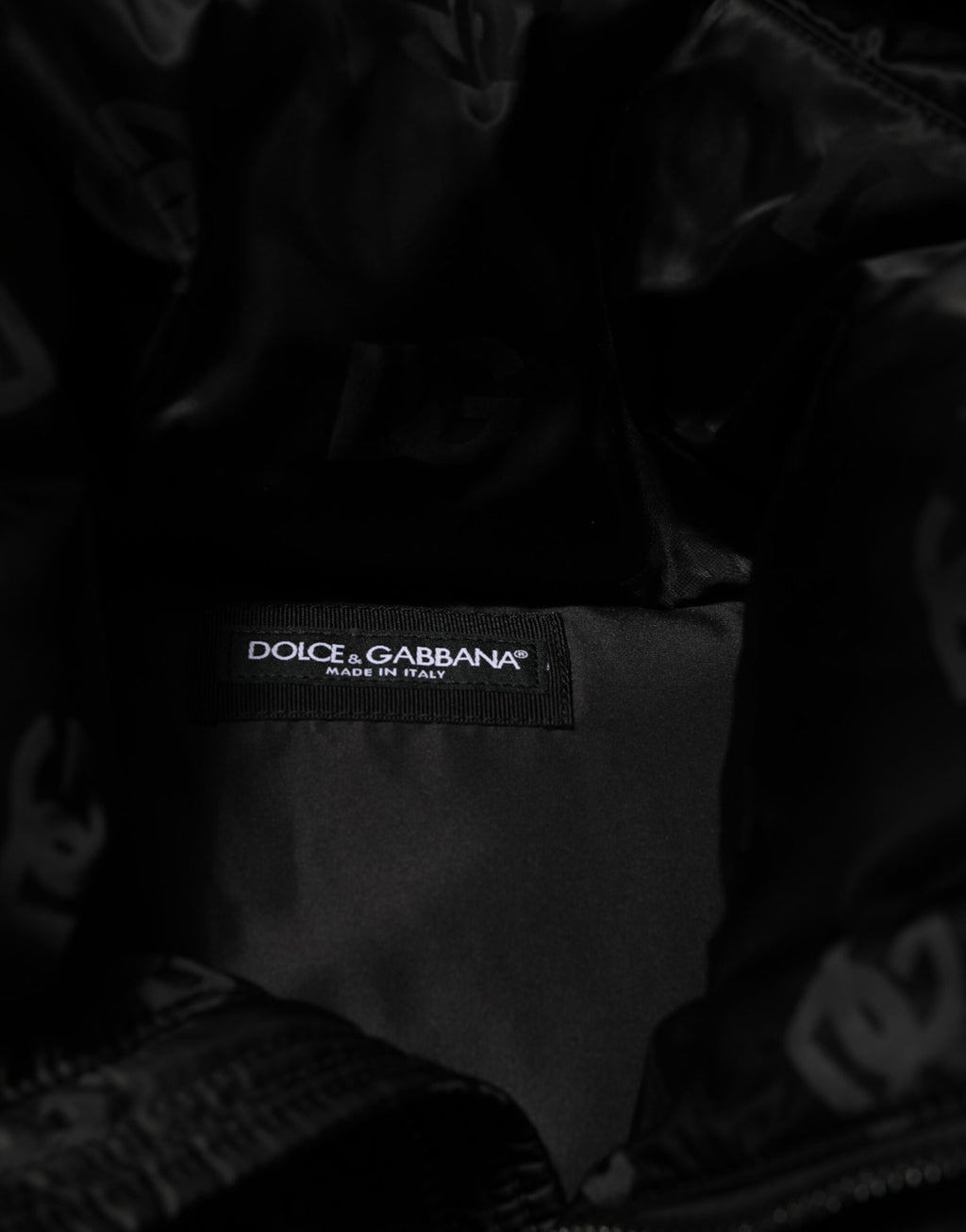 Veste matelassée noire Dolce & Gabbana avec logo monogramme, capuche en nylon, style décontracté et tendance.