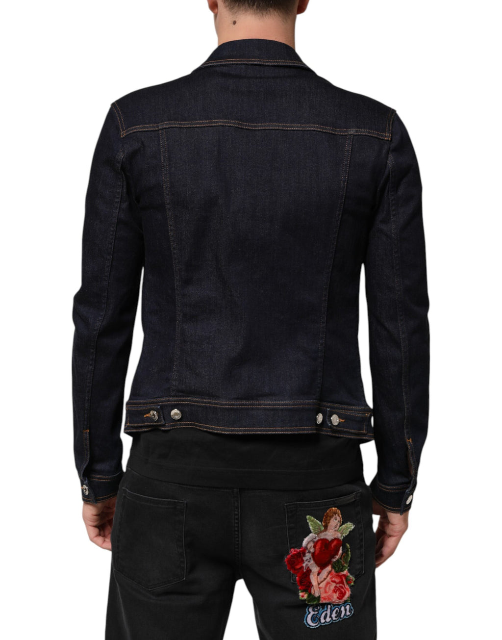 Veste en denim bleu indigo Dolce & Gabbana, coupe slim, avec logo et patch sur la poitrine, style décontracté.