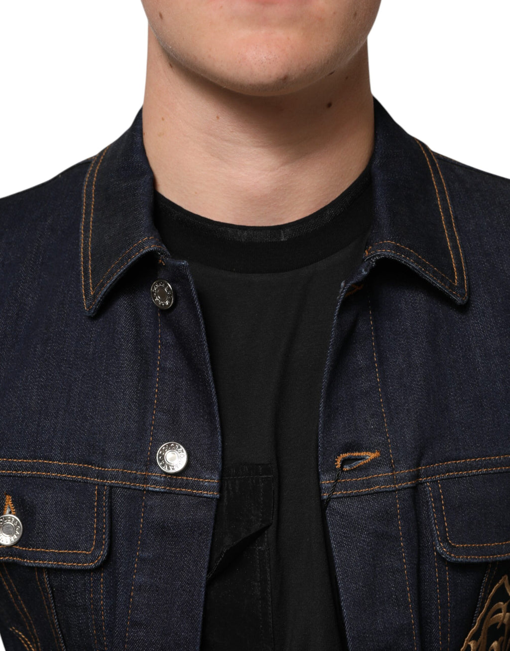 Veste slim en denim bleu indigo Dolce & Gabbana avec logo patch, style élégant et ajusté.