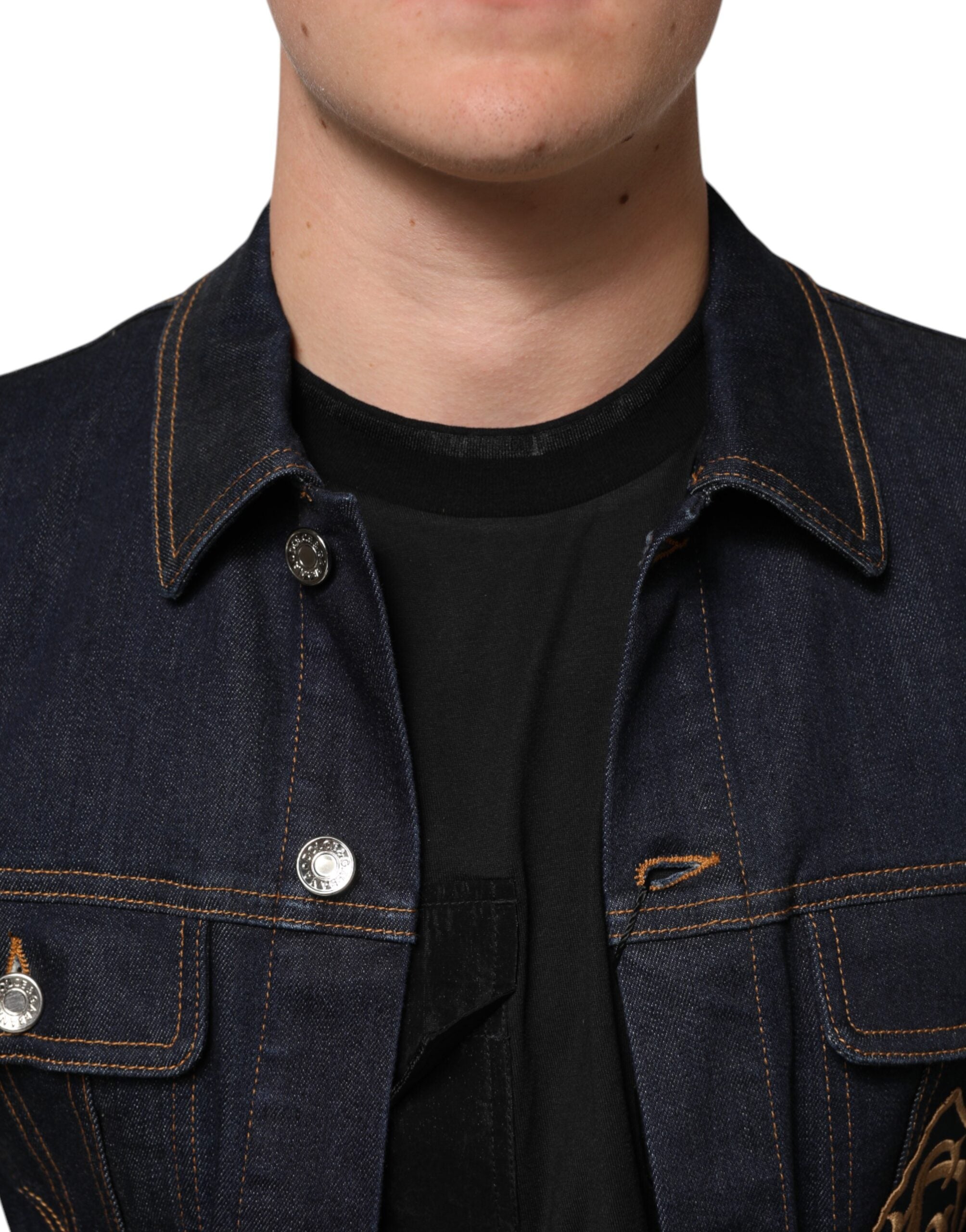 Veste slim en denim bleu indigo Dolce & Gabbana avec logo patch, style élégant et ajusté.