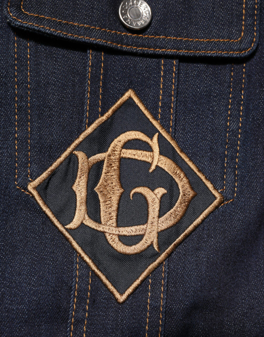 Veste en jean slim fit bleu indigo Dolce & Gabbana avec logo patch, style décontracté et moderne.
