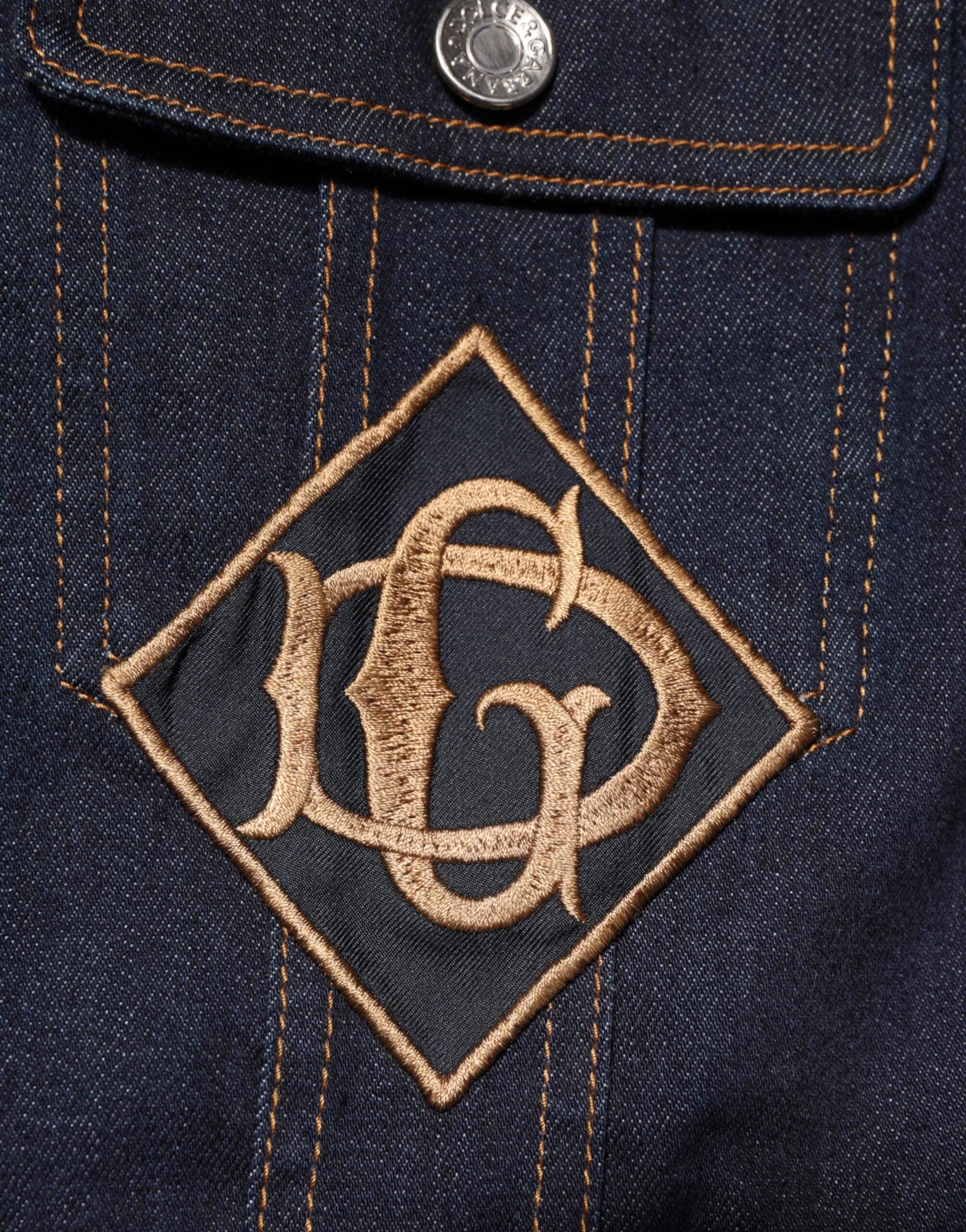 Veste en jean slim fit bleu indigo Dolce & Gabbana avec logo patch, style décontracté et moderne.