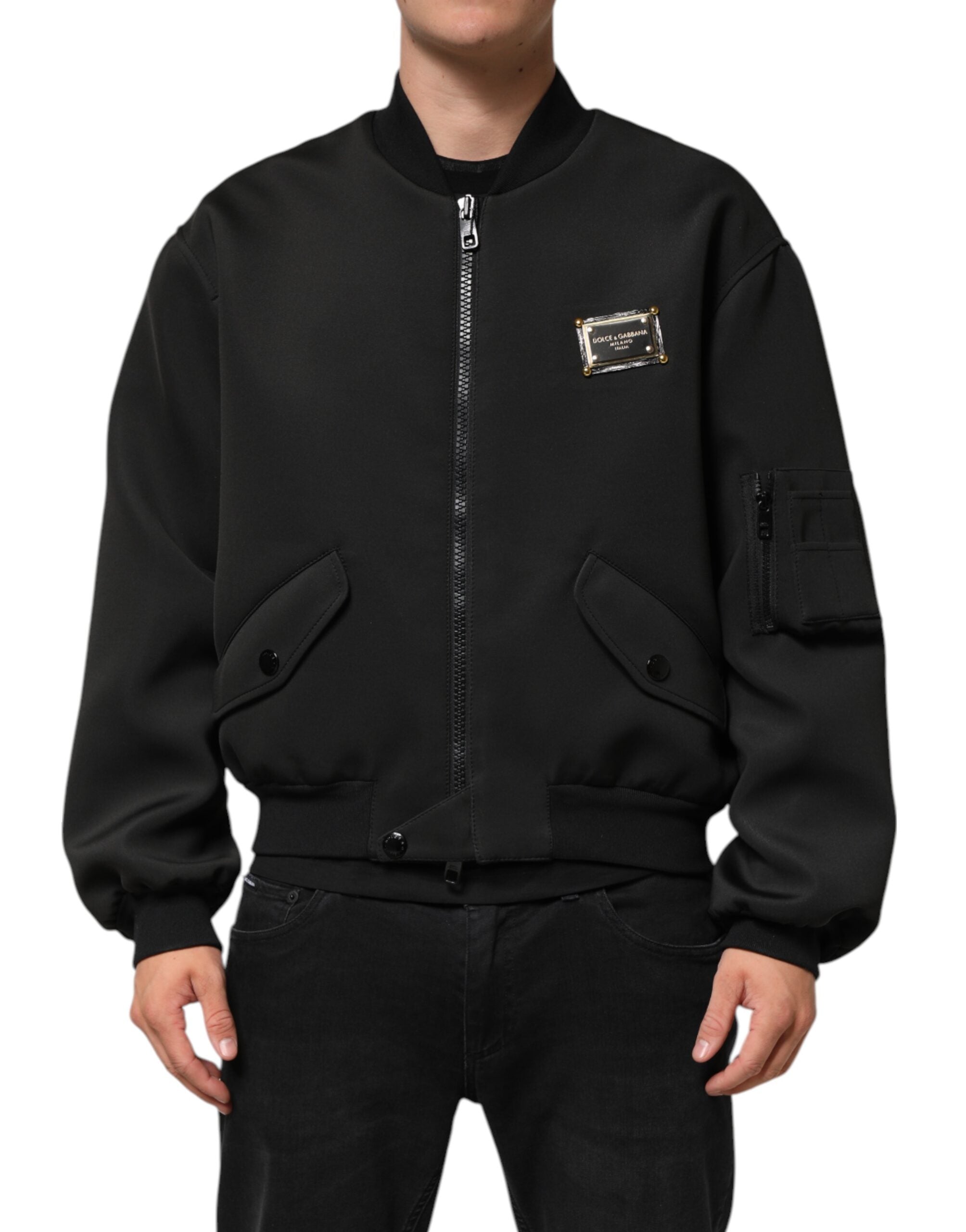 Veste bomber noire en polyester Dolce & Gabbana avec logo et plaque sur le devant, style élégant et moderne.