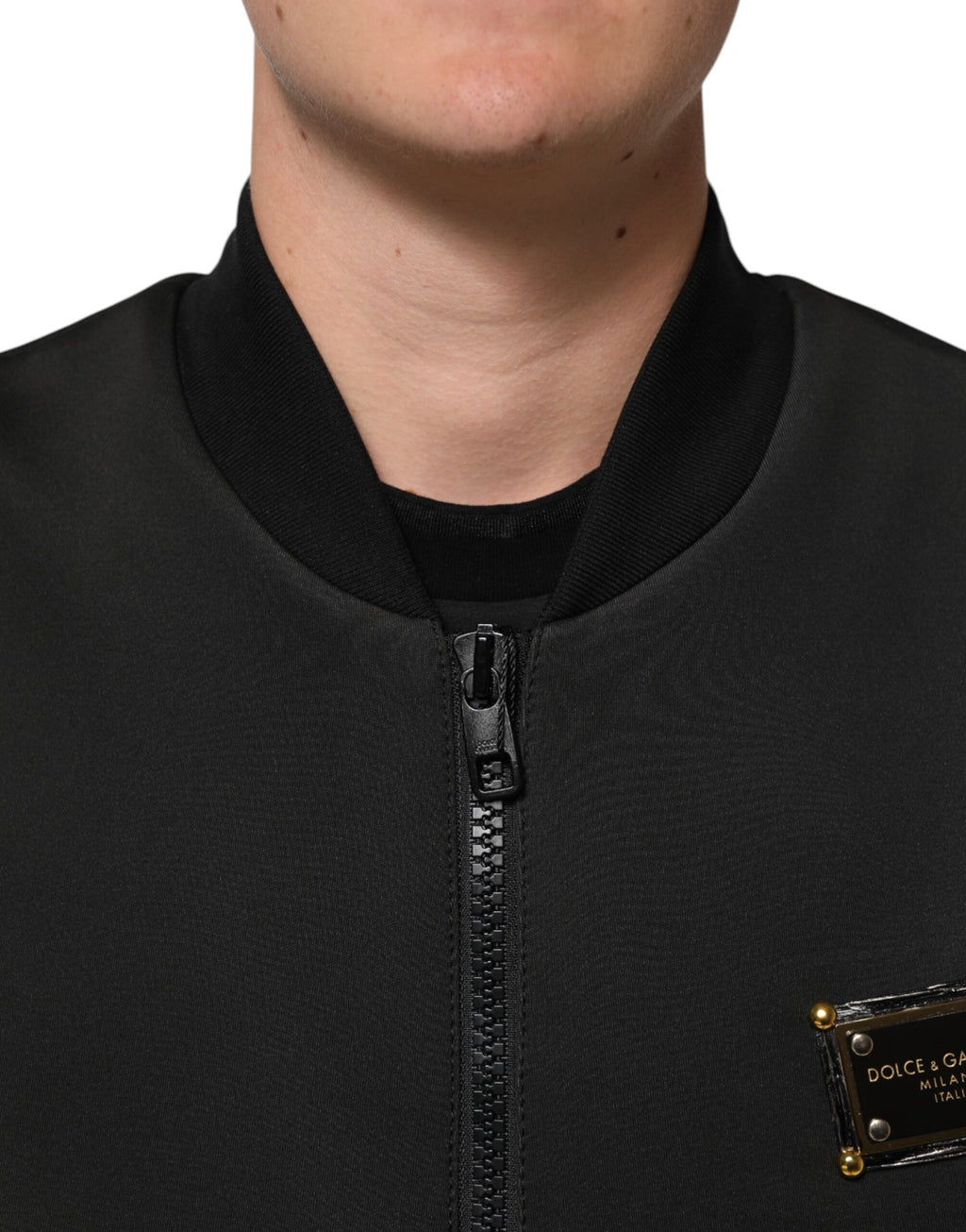 Veste bomber noire en polyester Dolce & Gabbana avec plaque logo et détails élégants.