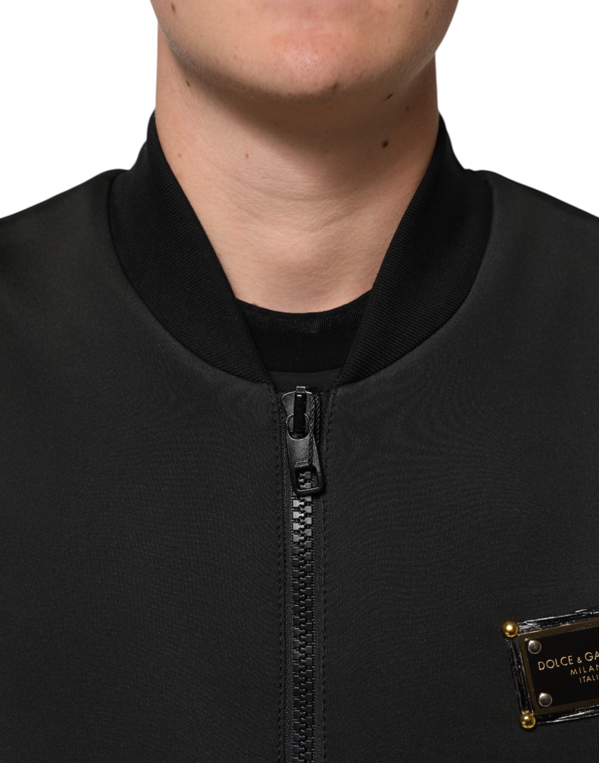 Veste bomber noire en polyester Dolce & Gabbana avec plaque logo et détails élégants.