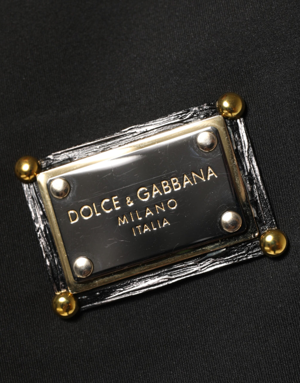 Veste bomber noire en polyester Dolce & Gabbana avec plaque logo, détail tendance et style moderne.
