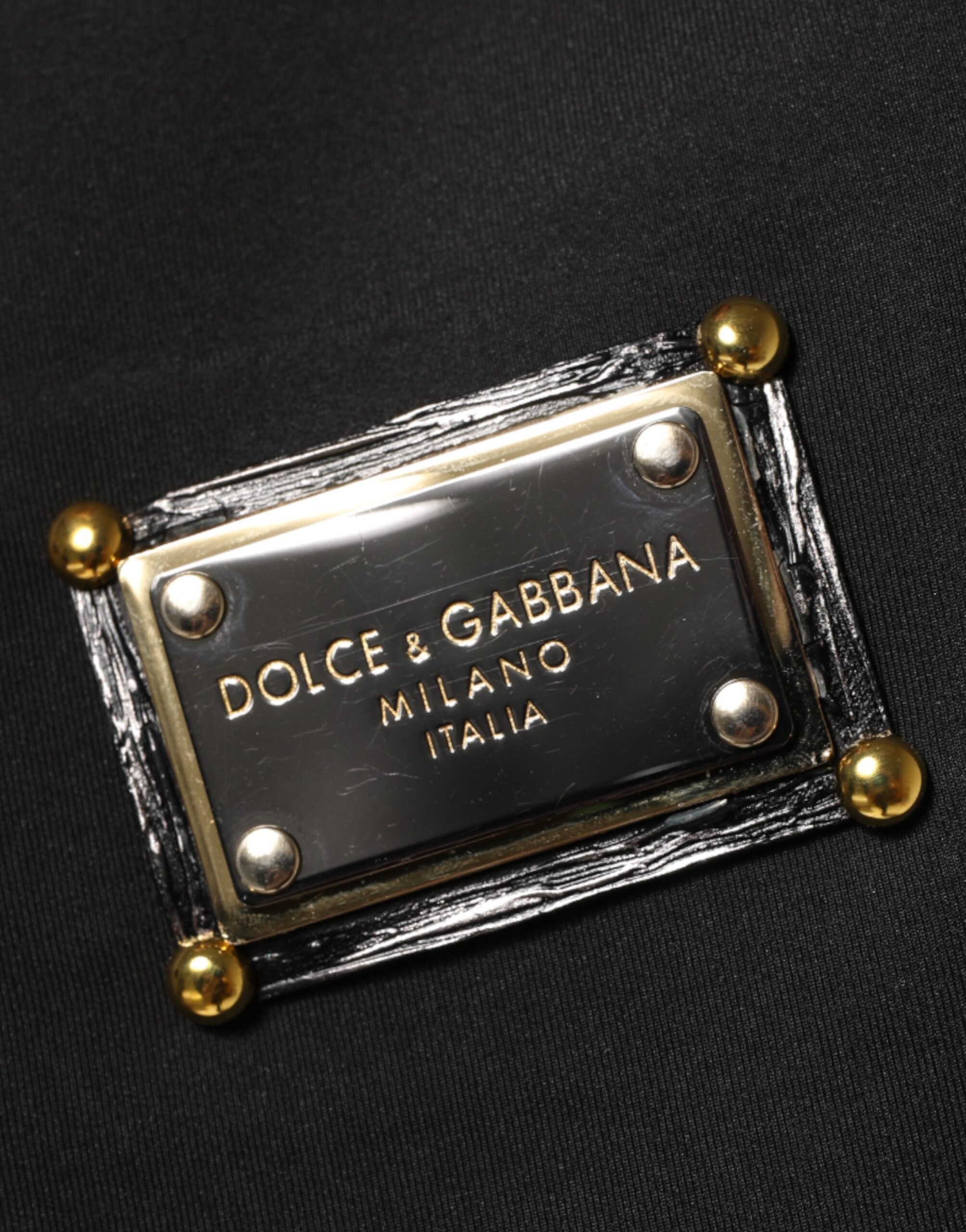 Veste bomber noire en polyester Dolce & Gabbana avec plaque logo, détail tendance et style moderne.