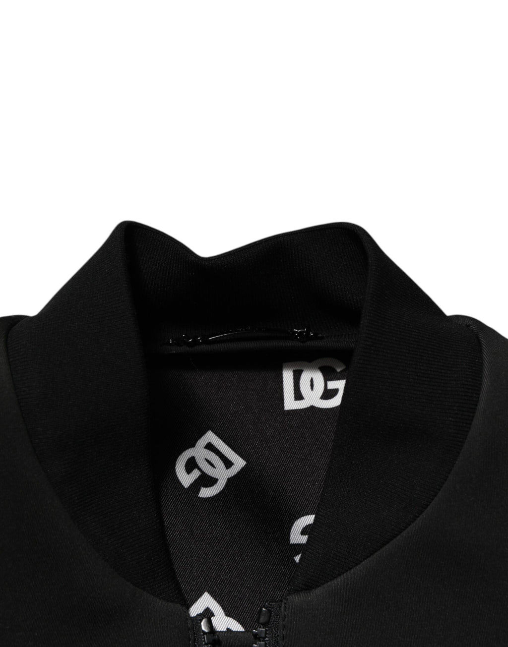 Veste bomber noire en polyester Dolce & Gabbana avec plaque logo, style élégant et moderne, visible détails du logo sur la poitrine.