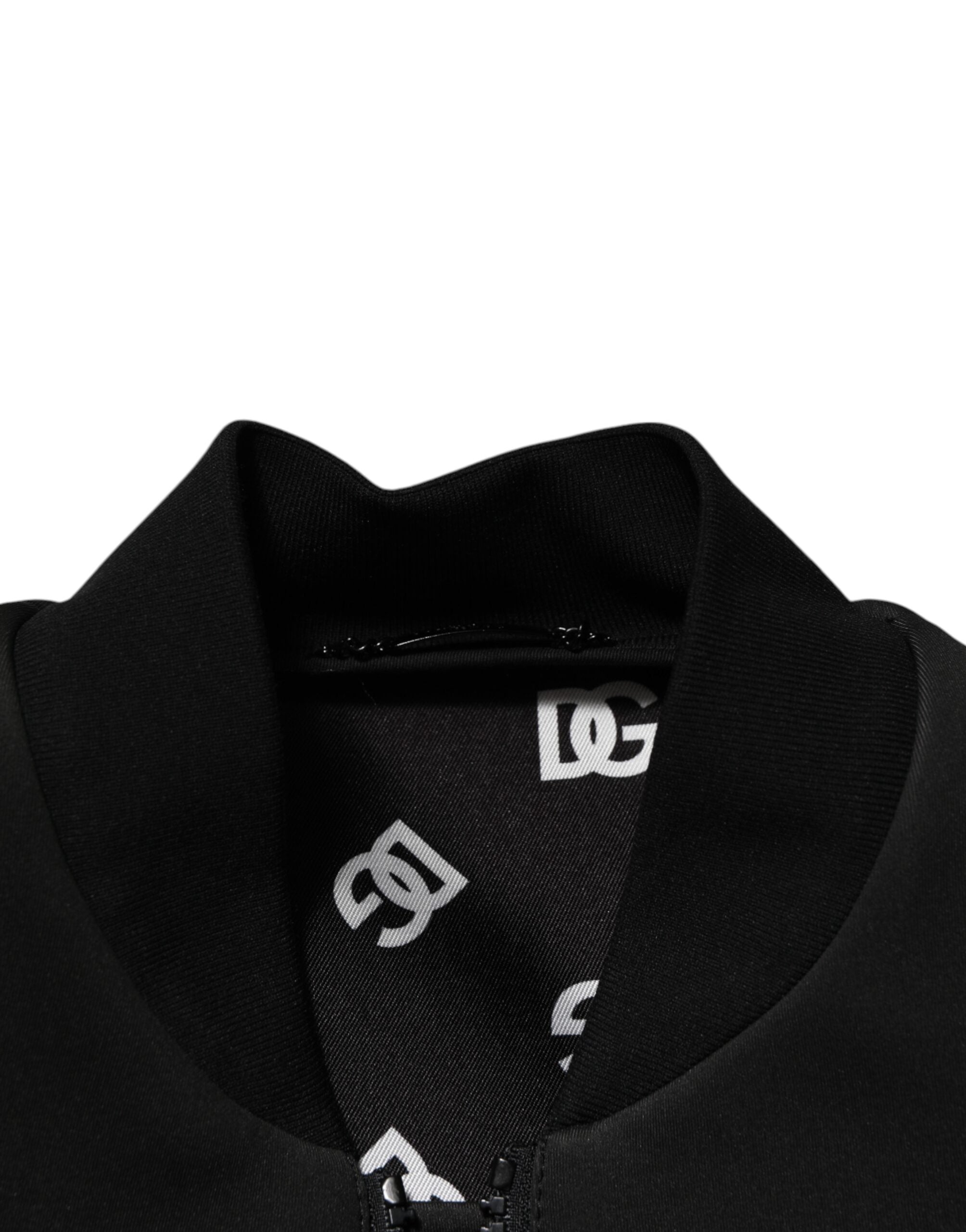 Veste bomber noire en polyester Dolce & Gabbana avec plaque logo, style élégant et moderne, visible détails du logo sur la poitrine.