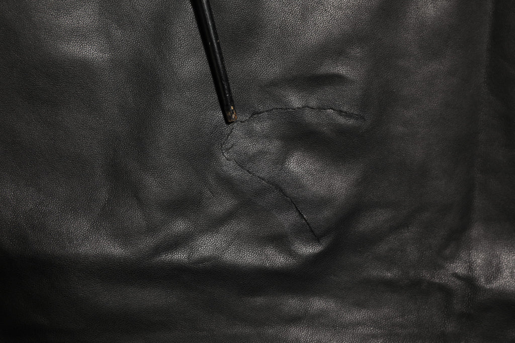 Pantalon noir en cuir d'agneau Dolce & Gabbana pour homme, pantalon élégant et tendance, vue de face.