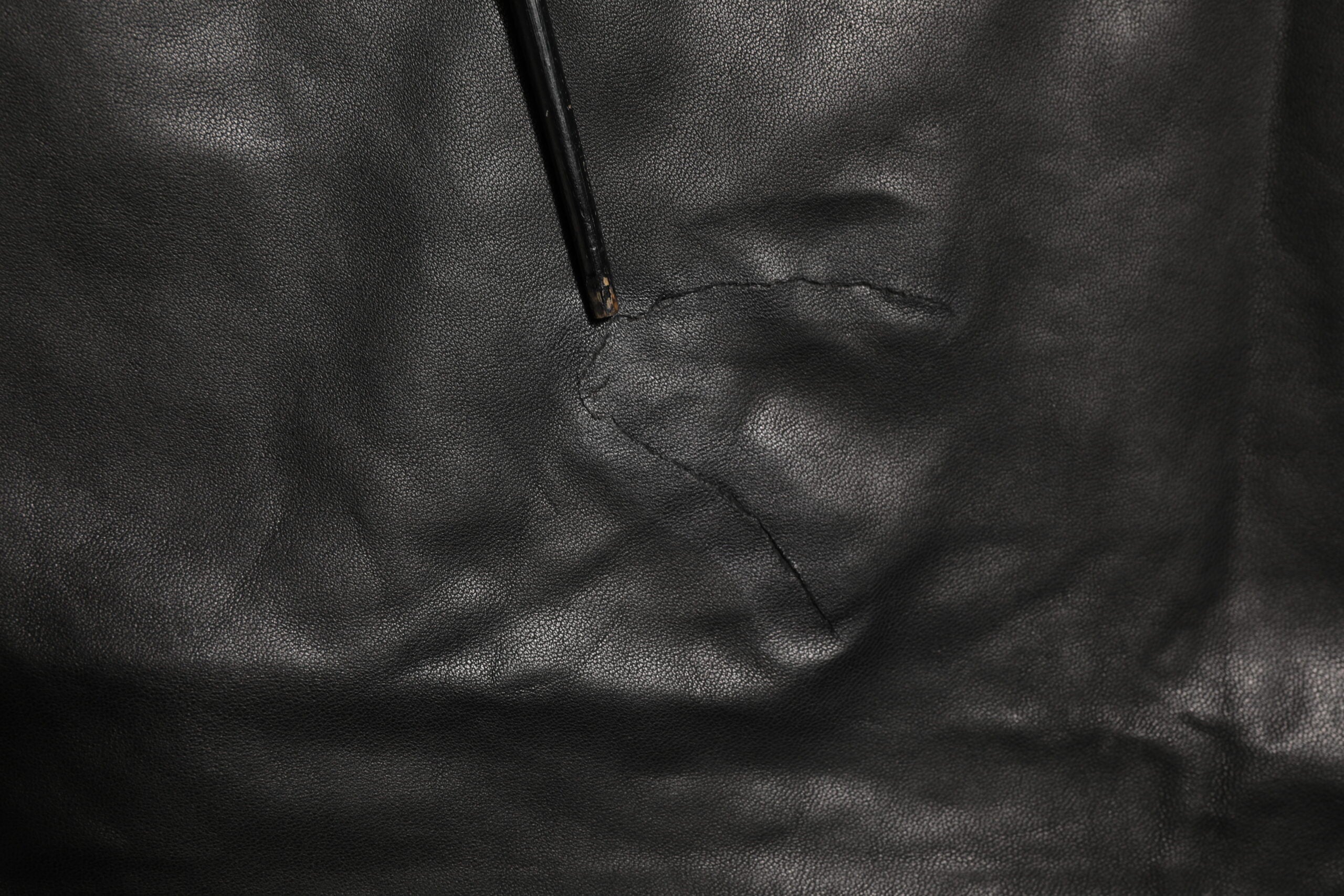 Pantalon noir en cuir d'agneau Dolce & Gabbana pour homme, pantalon élégant et tendance, vue de face.