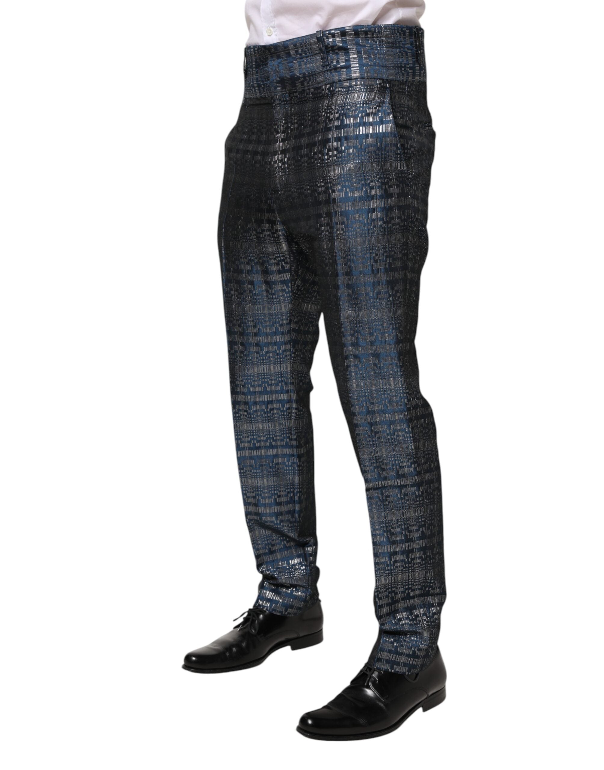 Pantalon homme skinny en soie bleue argentée brillante de Dolce & Gabbana, style élégant et moderne.