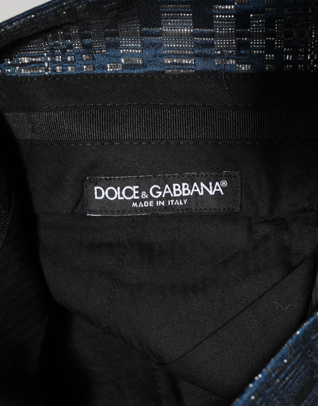 Pantalon homme Dolce & Gabbana en soie bleue argentée brillante, coupe skinny, style élégant et moderne.