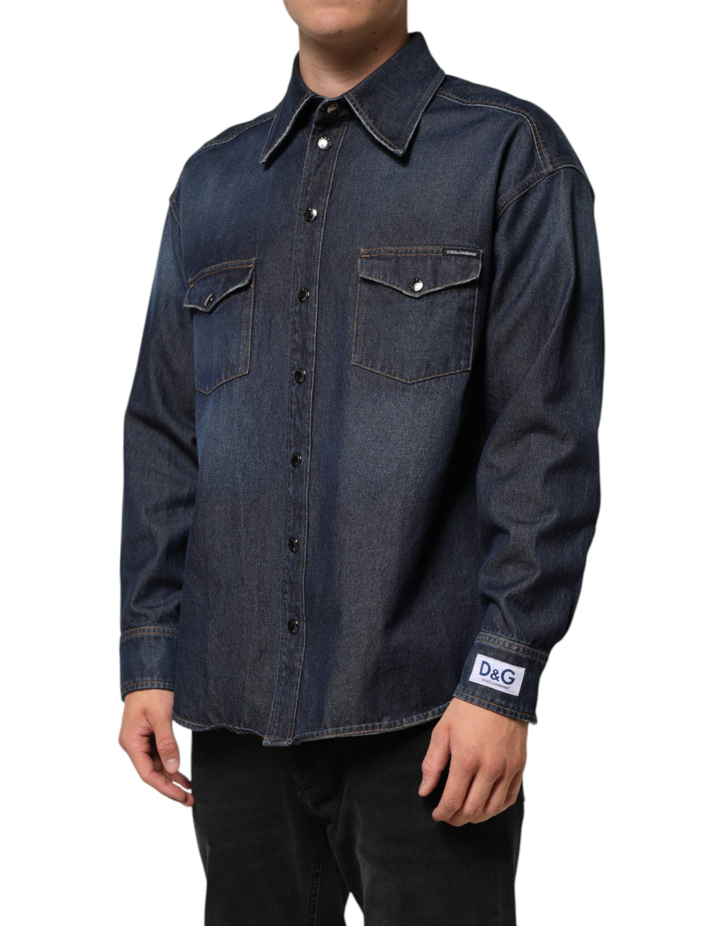 Chemise homme Dolce & Gabbana en denim bleu avec boutons, logo patch décontracté, style casual et tendance