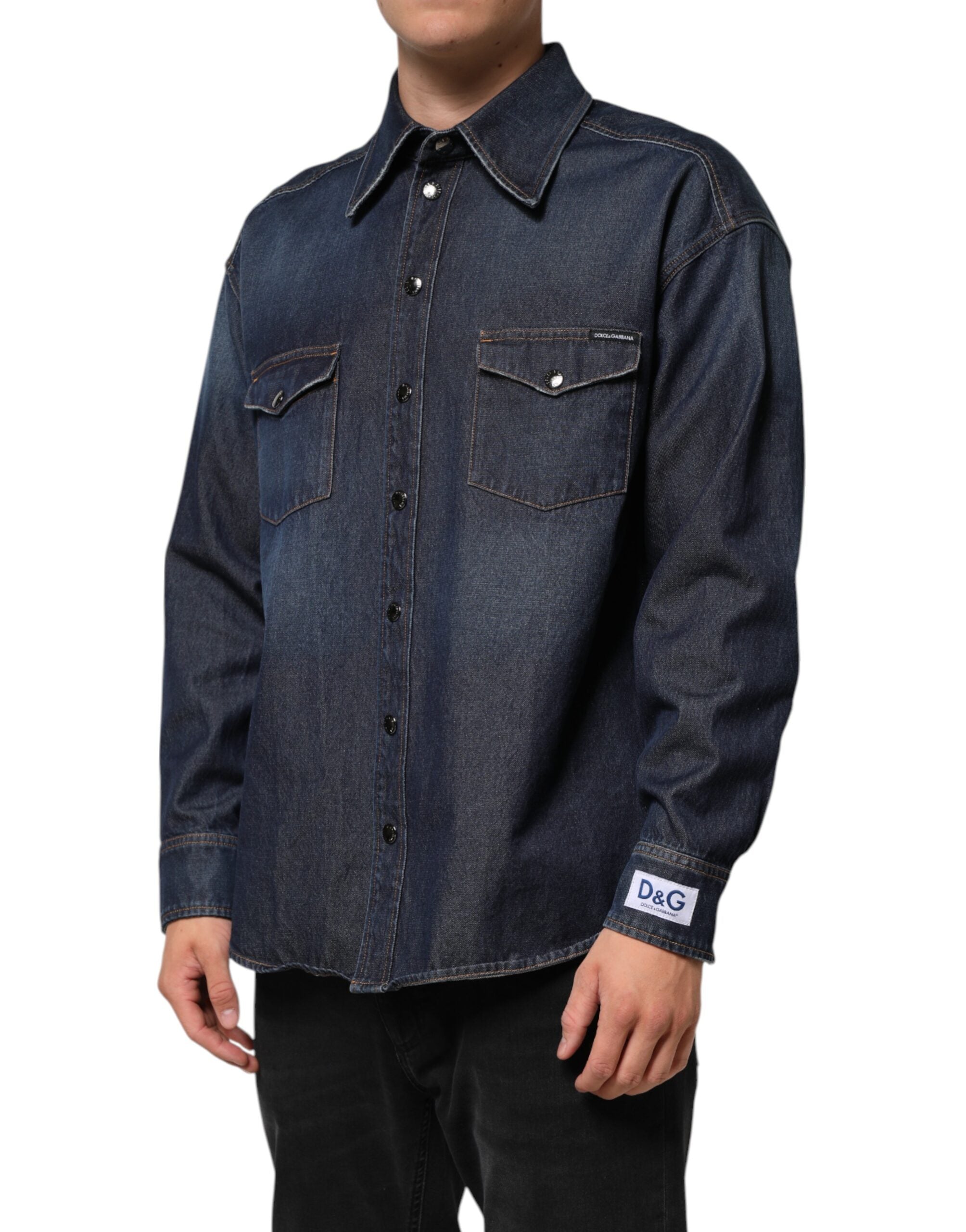 Chemise homme Dolce & Gabbana en denim bleu avec boutons, logo patch décontracté, style casual et tendance