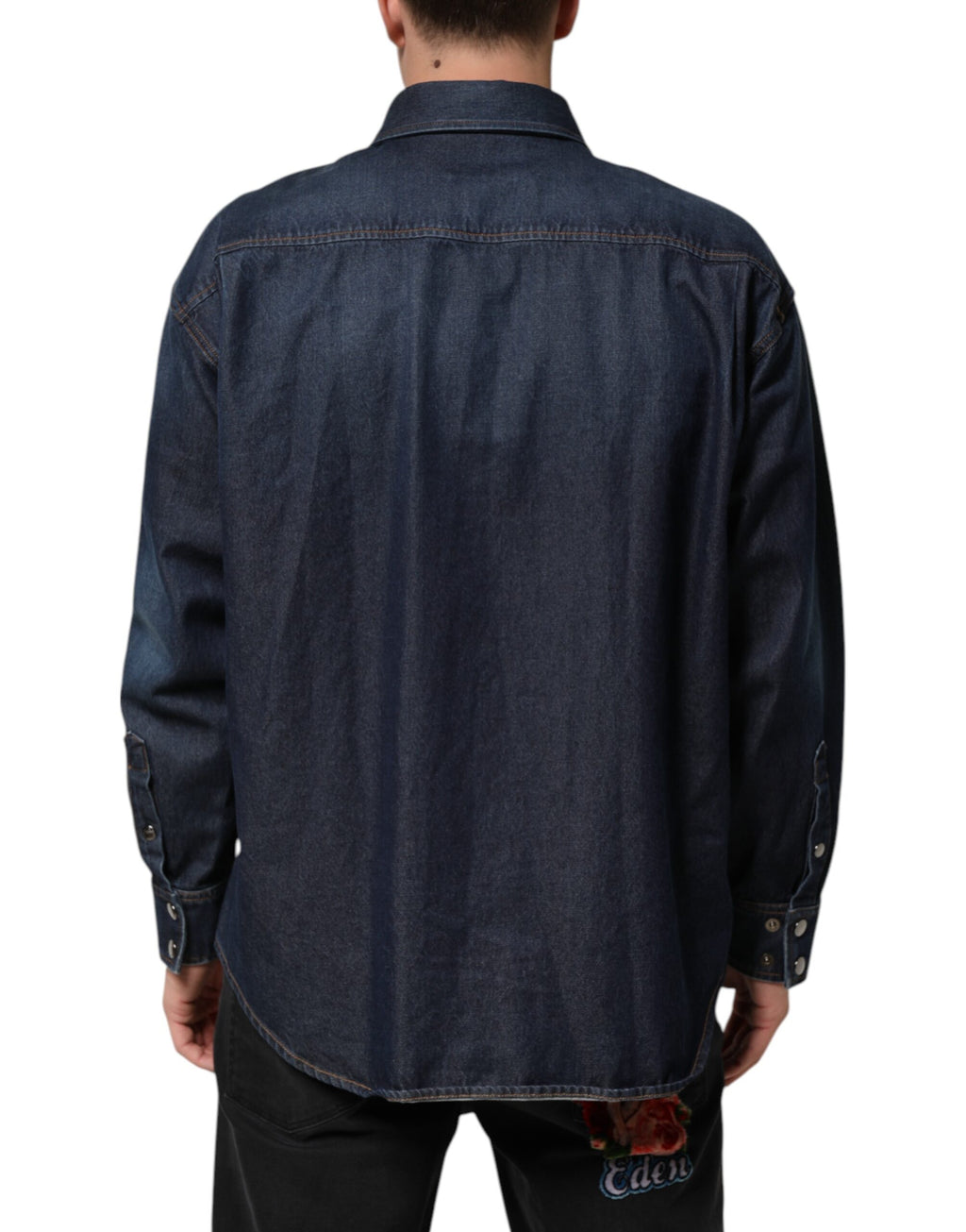 Chemise décontractée en denim bleu Dolce & Gabbana pour homme avec boutons, logo patch et style casual.