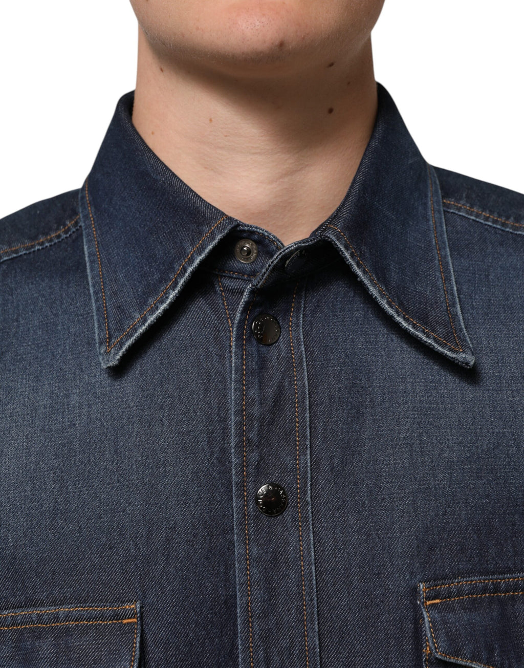 Chemise homme Dolce & Gabbana en jean bleu avec boutons, logo brodé et style décontracté.