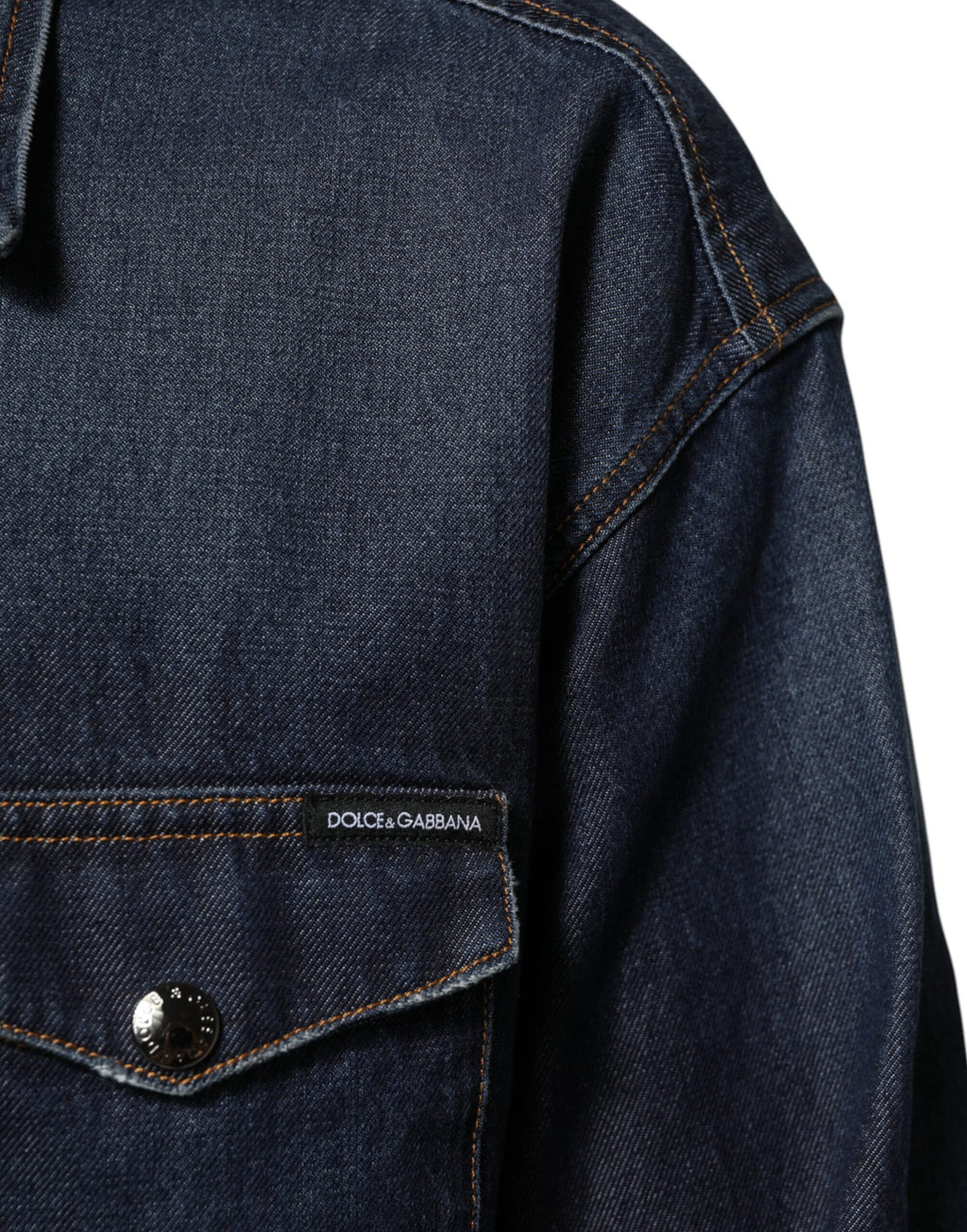 Chemise homme en denim bleu Dolce & Gabbana avec boutons, logo patch casual, style décontracté et tendance.