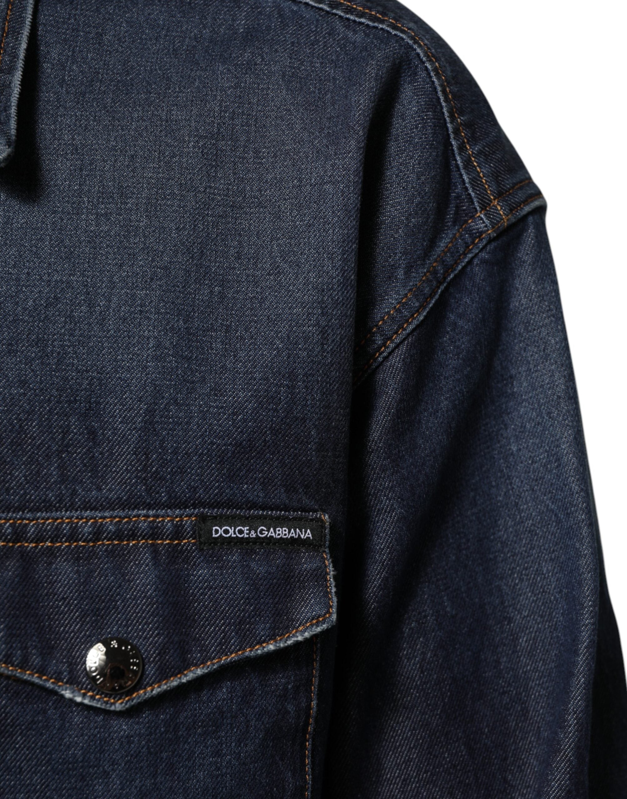 Chemise homme en denim bleu Dolce & Gabbana avec boutons, logo patch casual, style décontracté et tendance.