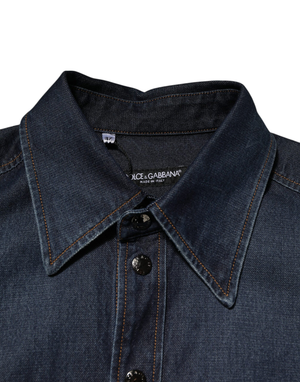 Chemise décontractée en denim bleu Dolce & Gabbana pour homme avec boutons, logo patch et style casual, vue de face.