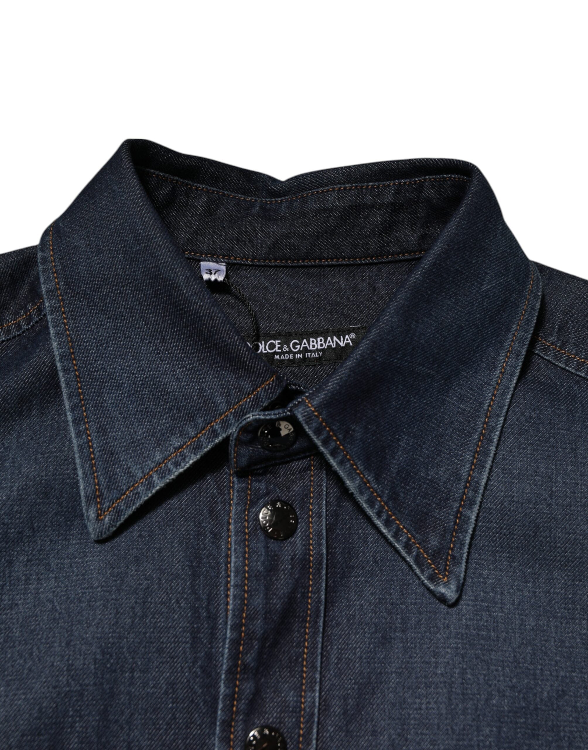 Chemise décontractée en denim bleu Dolce & Gabbana pour homme avec boutons, logo patch et style casual, vue de face.