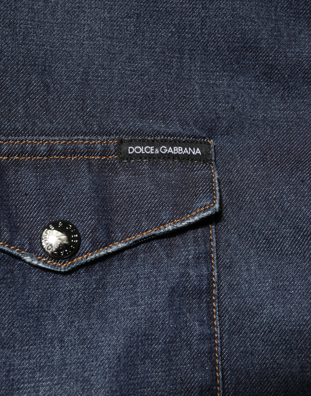 Chemise décontractée en jean bleu Dolce & Gabbana pour homme avec boutons, logo patch et style casual.