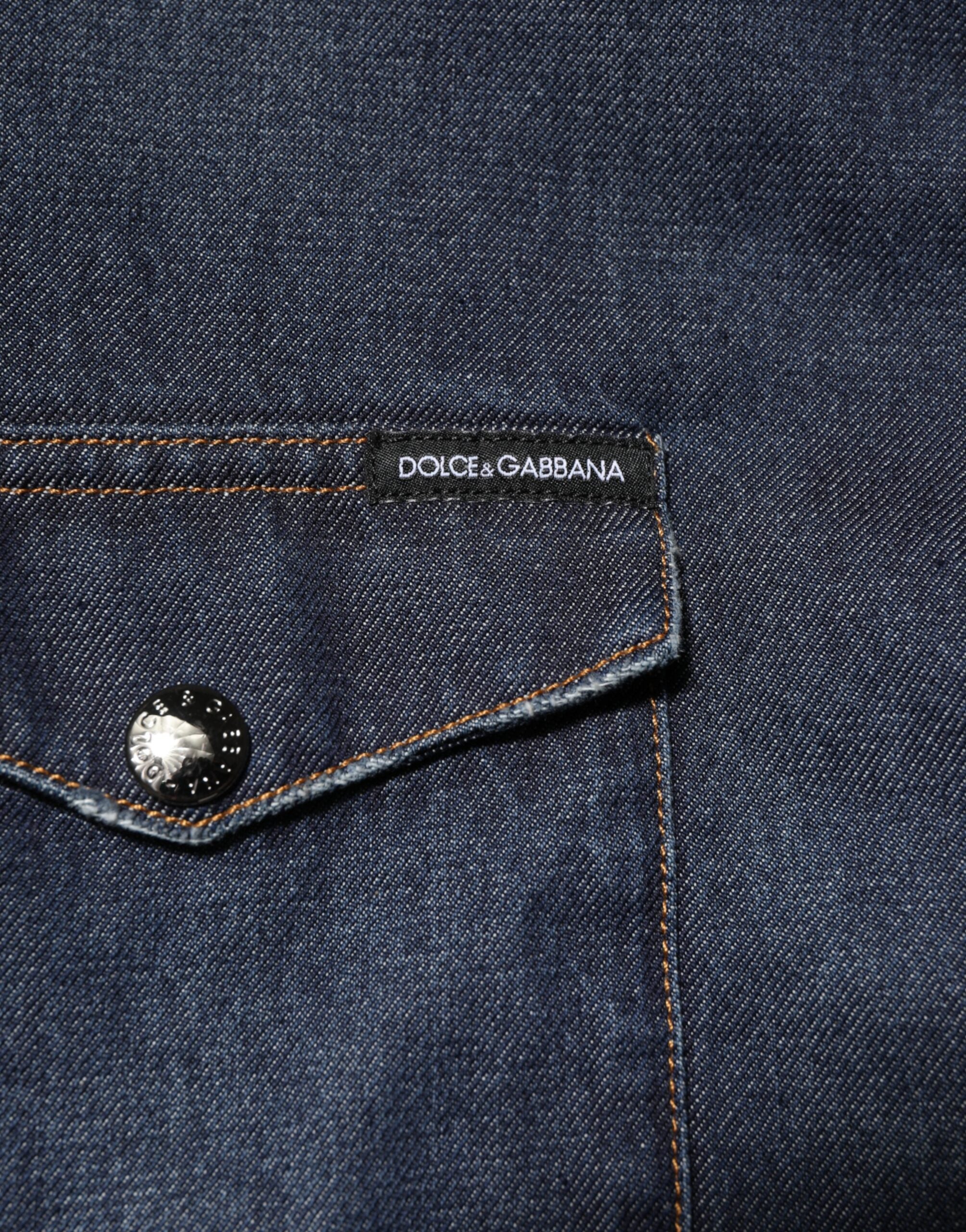 Chemise décontractée en jean bleu Dolce & Gabbana pour homme avec boutons, logo patch et style casual.