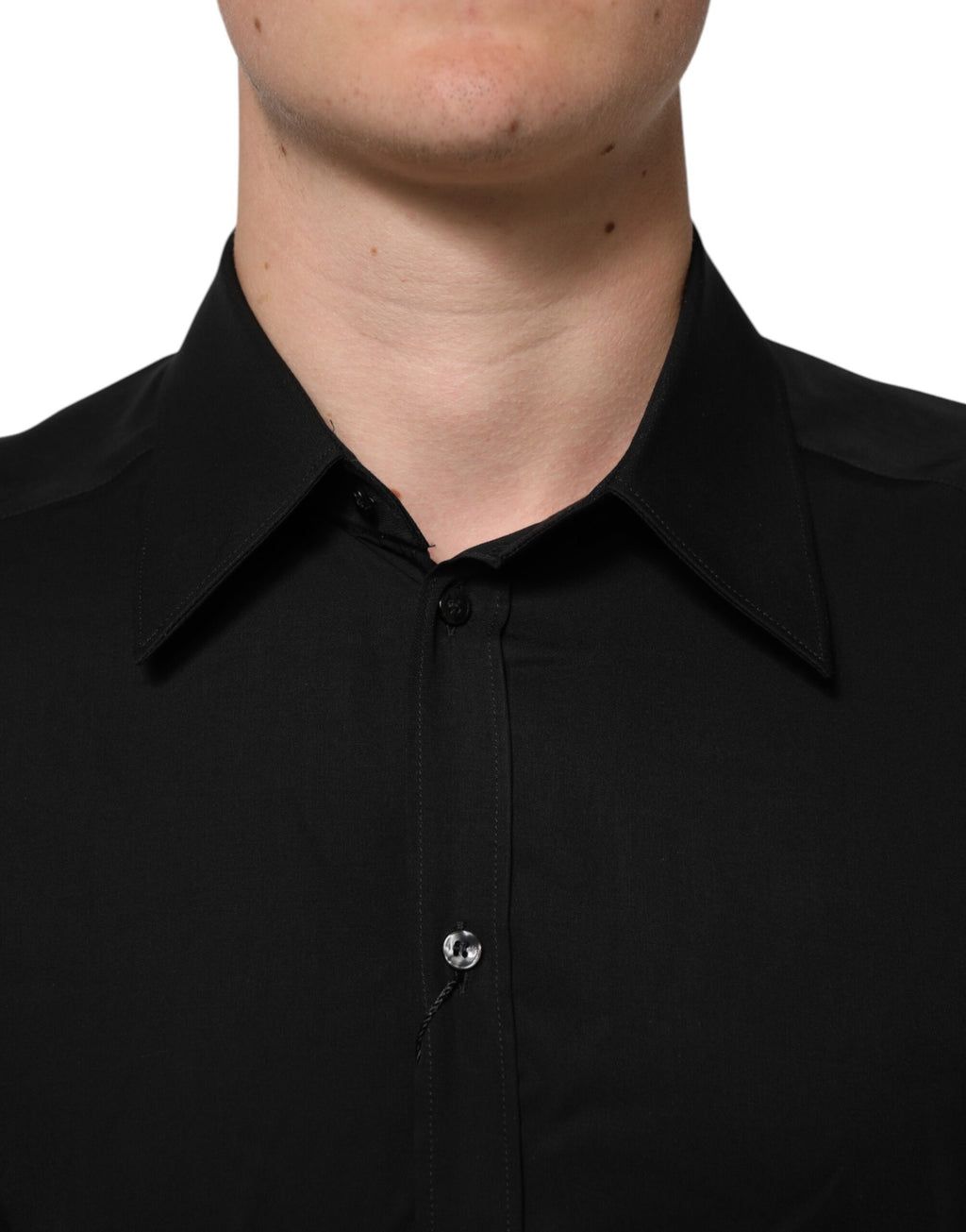 Chemise formelle noire en viscose de Dolce & Gabbana avec manches longues, image montrant le tissu et le col élégant.