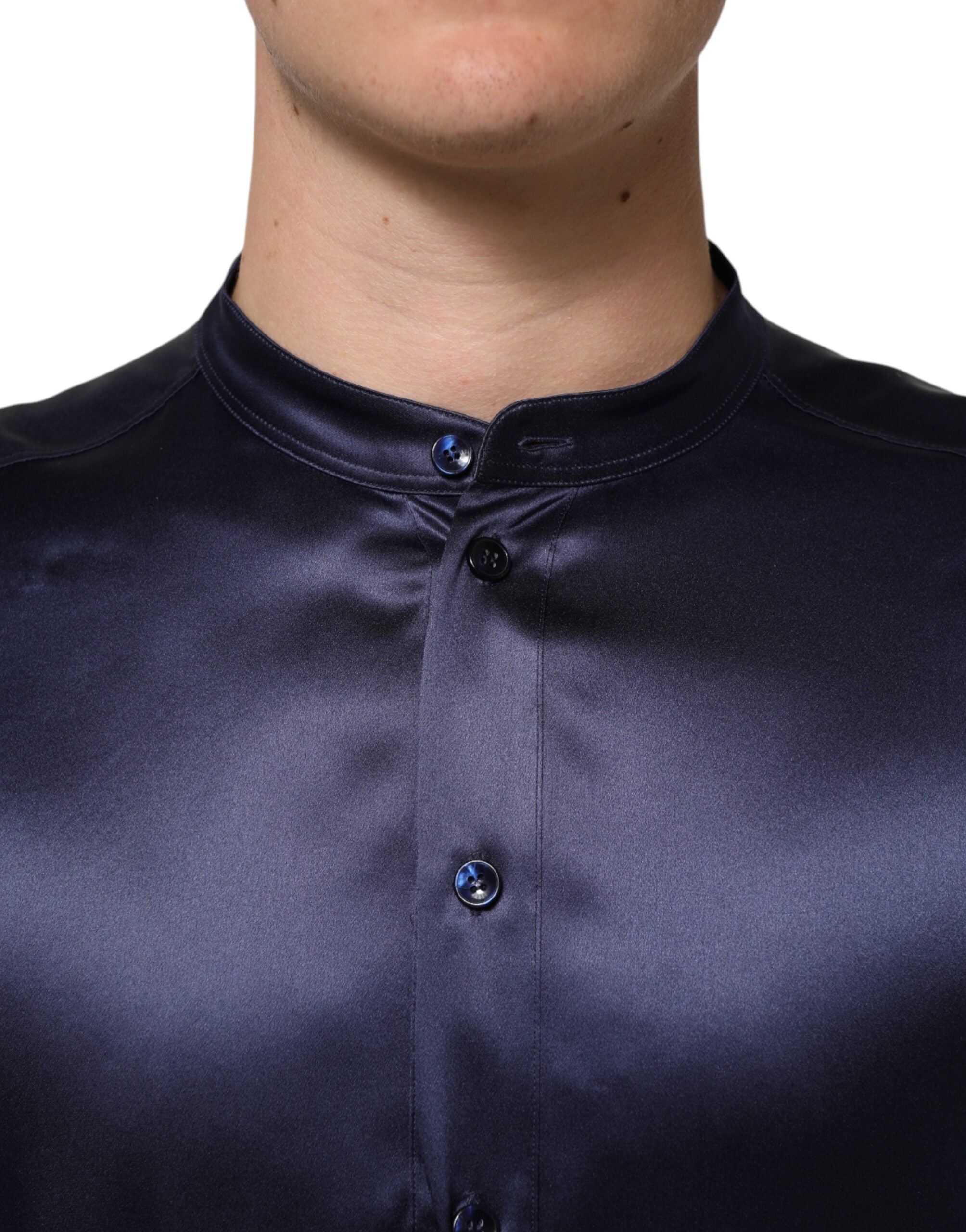 Chemise en soie bleu marine Dolce & Gabbana à manches longues et col mandarin, élégante et sophistiquée.