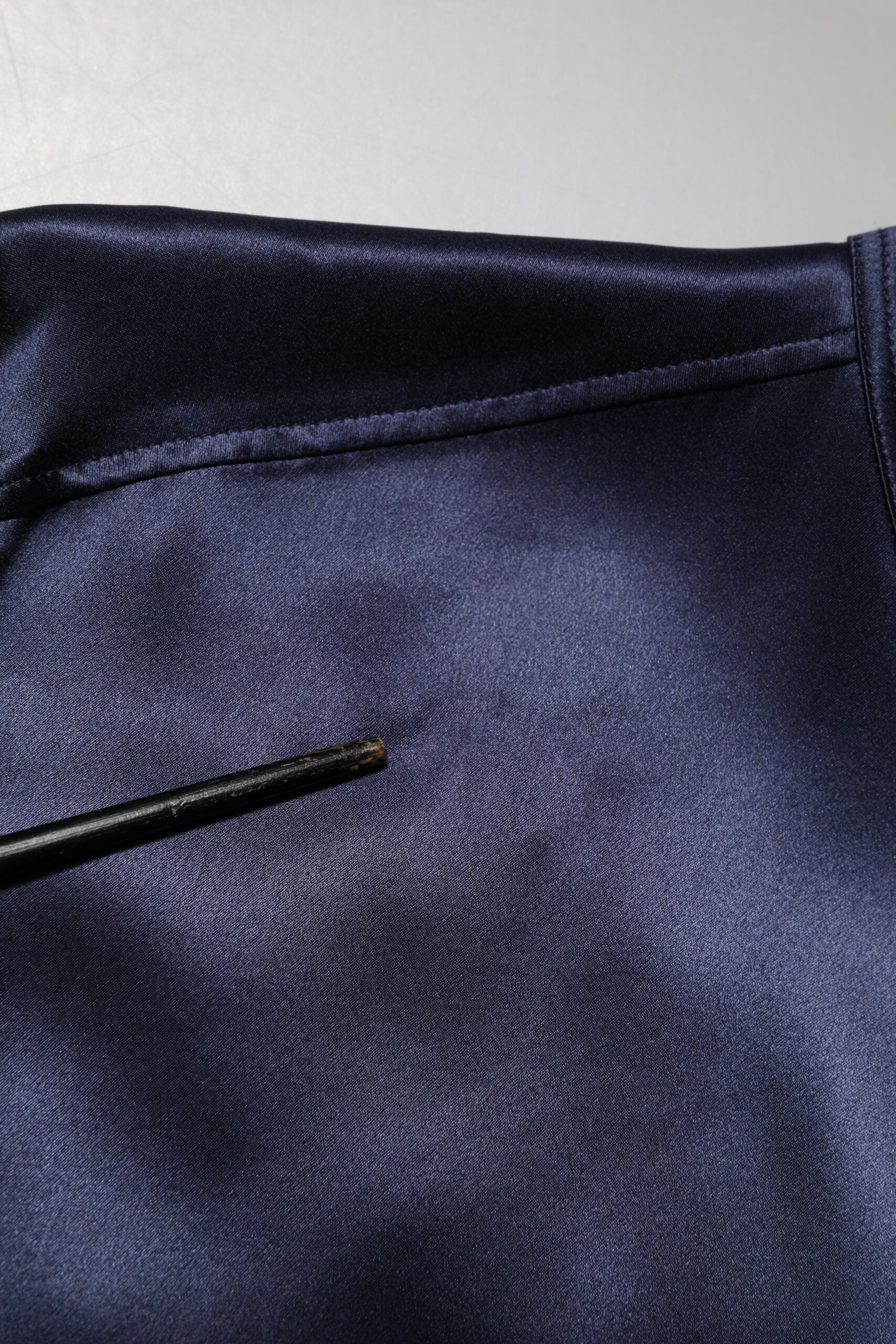 Chemise en soie bleue marine Dolce & Gabbana à manches longues et col mandarin, élégante et sophistiquée.