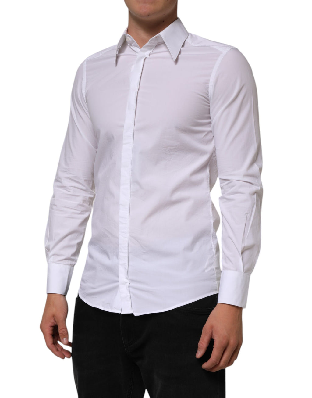 Chemise à manches longues en coton blanc Dolce & Gabbana MARTINI, élégante et sophistiquée, visible sur le mannequin.