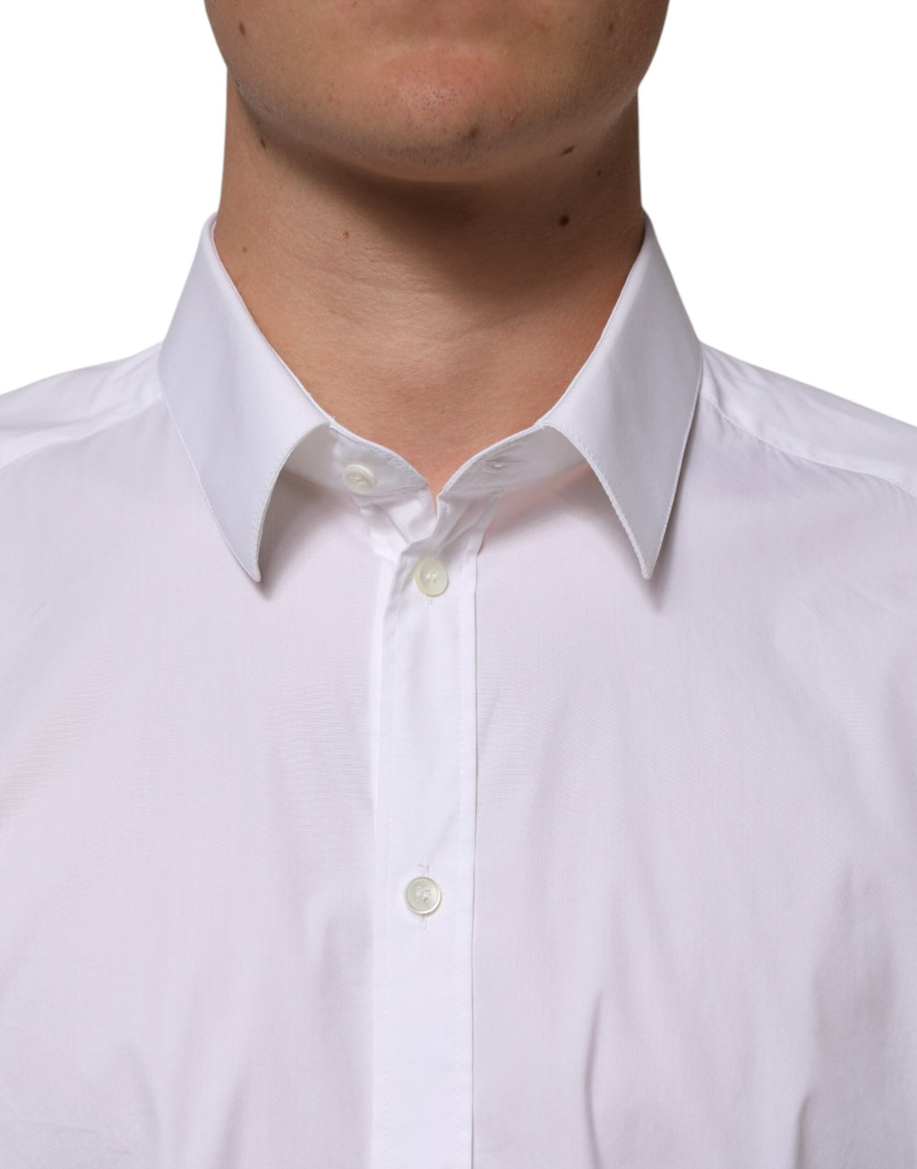 Chemise formelle blanche en coton Dolce & Gabbana avec manches longues et détails en or, élégance sophistiquée.