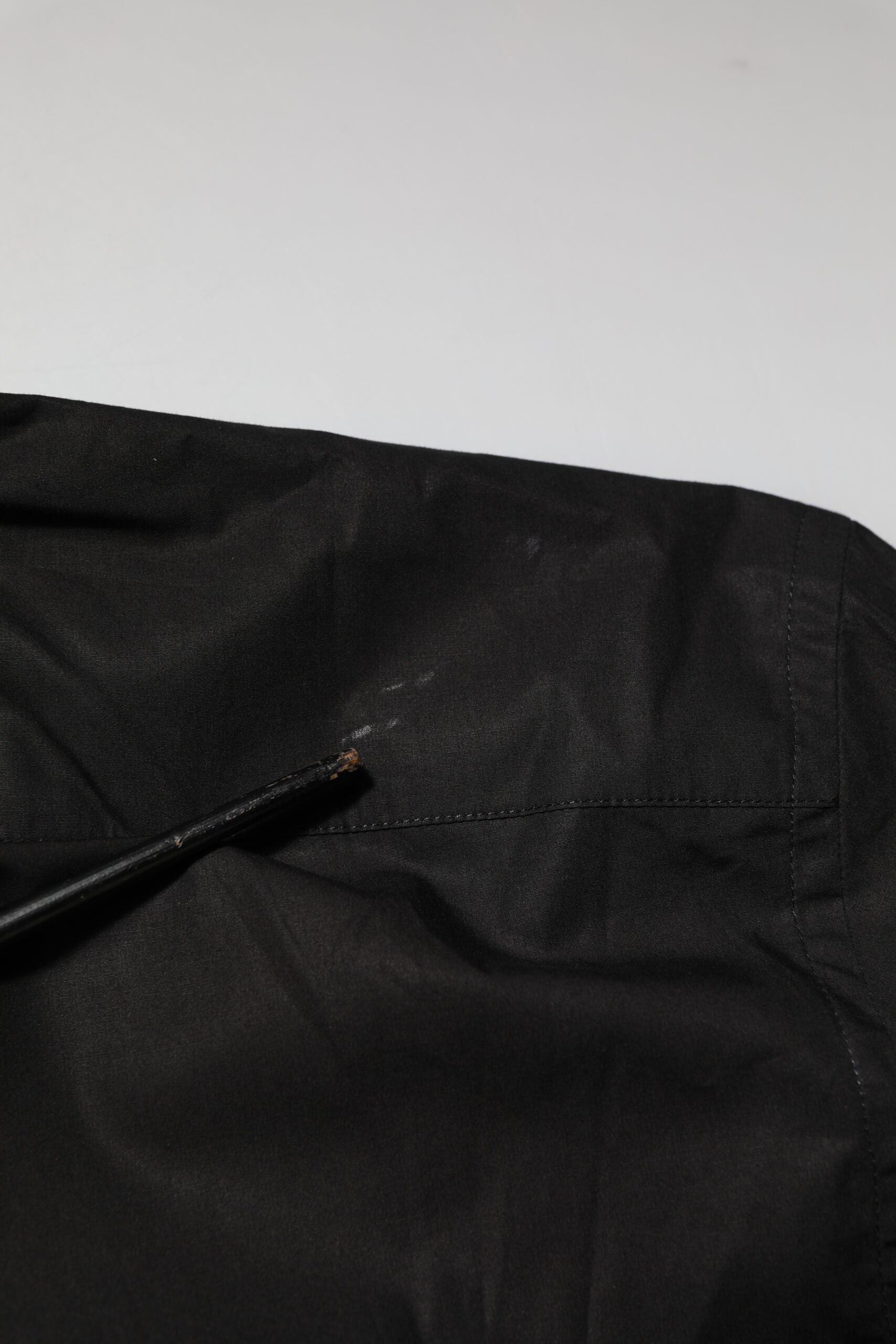 Chemise formelle Dolce & Gabbana en coton noir avec étoiles à sequins, pour homme, visible en détail sur l'image.