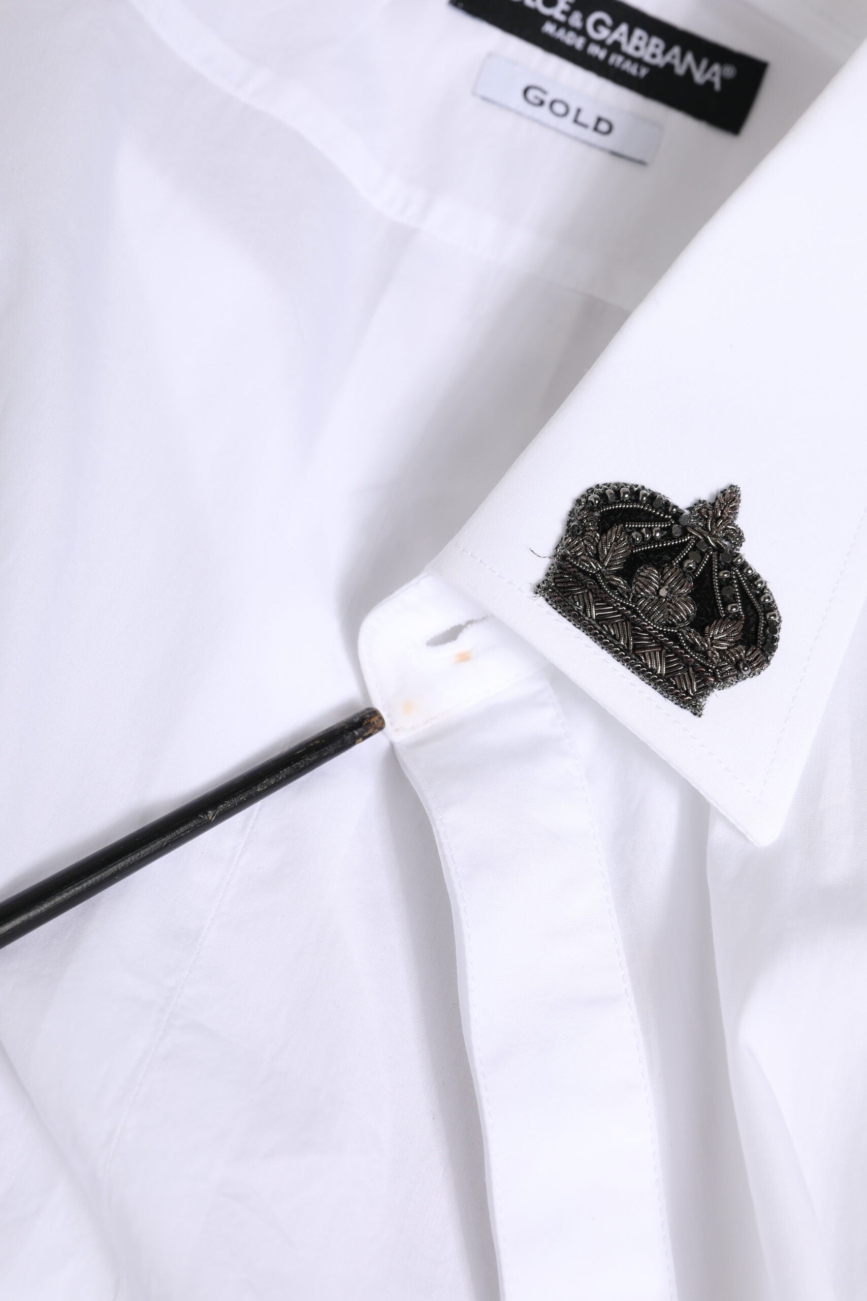 Chemise formelle blanche Dolce & Gabbana en coton avec col orné d'une couronne, détails élégants et finition sophistiquée.