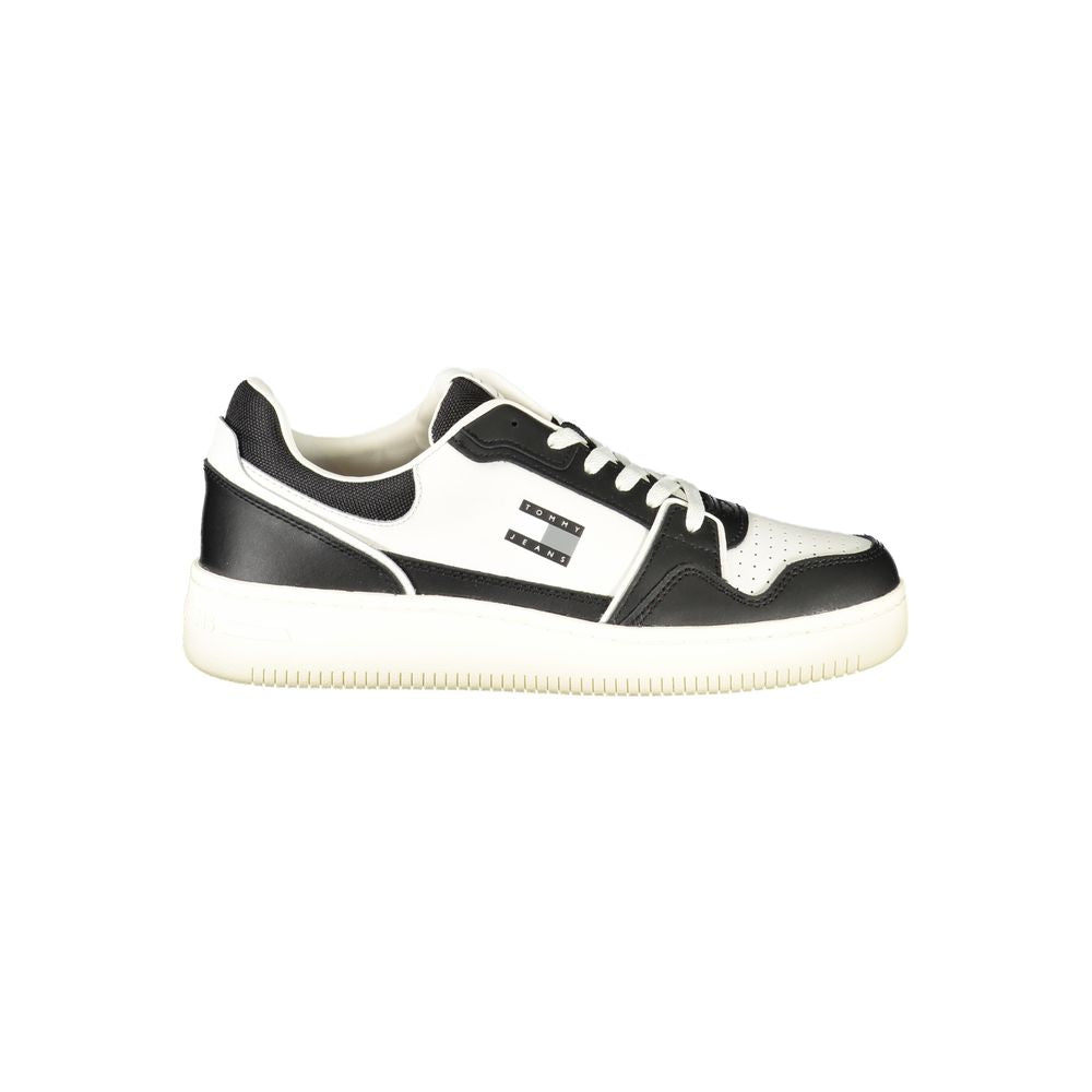 Sneakers pour hommes Tommy Hilfiger en polyuréthane noir, avec design moderne et semelle blanche.