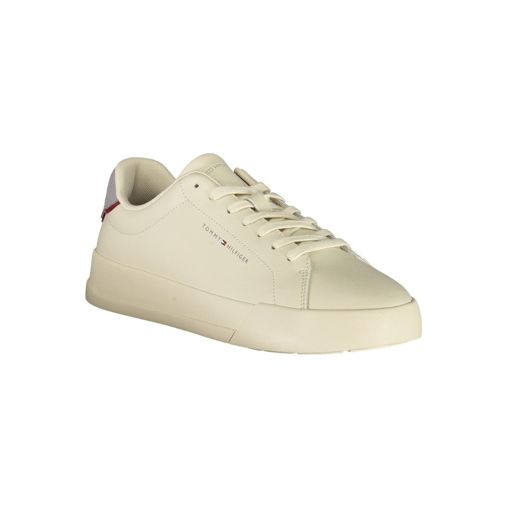 Sneakers homme en polyuréthane beige de Tommy Hilfiger, design moderne et confortable, vue en gros plan.