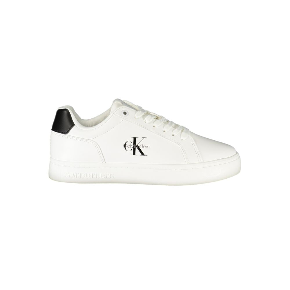 Sneakers pour femmes Calvin Klein en polyuréthane blanc, style moderne et confortable, vue de face.