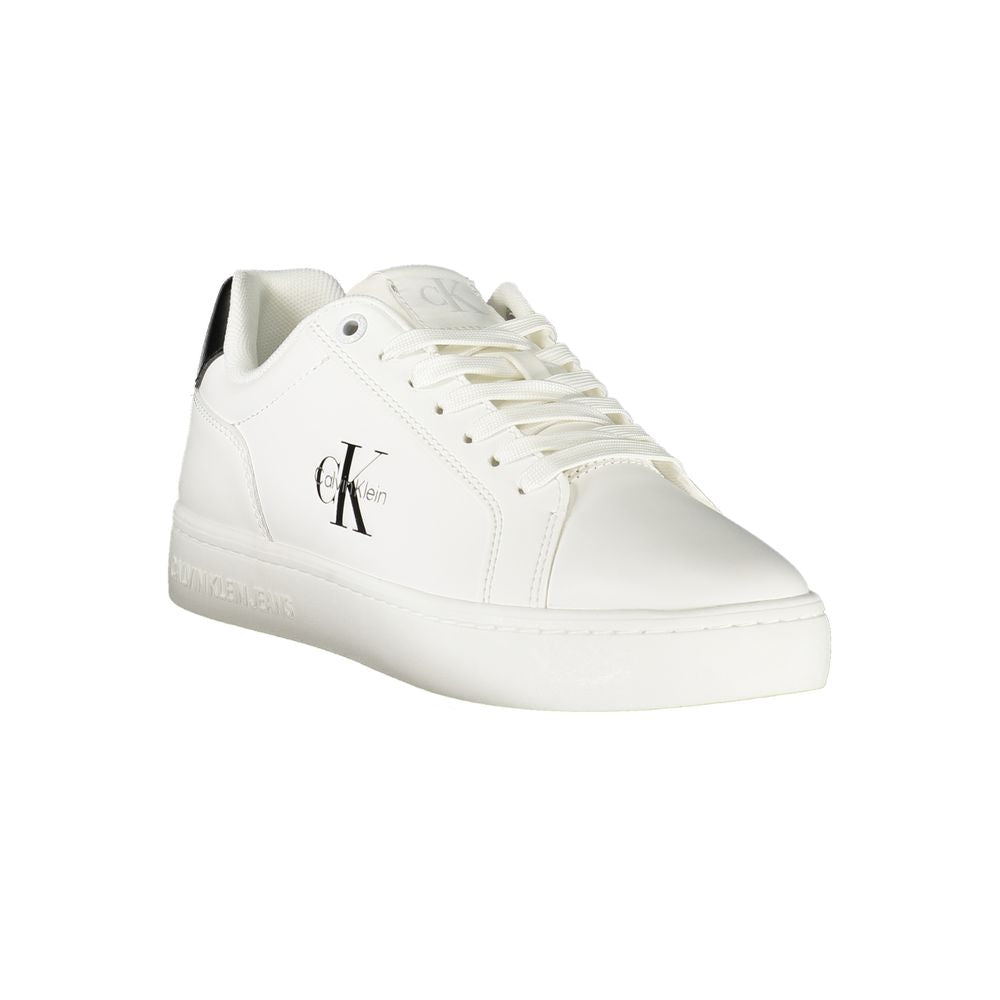 Sneakers pour femmes Calvin Klein en polyuréthane blanc, style décontracté et moderne, vue de côté.