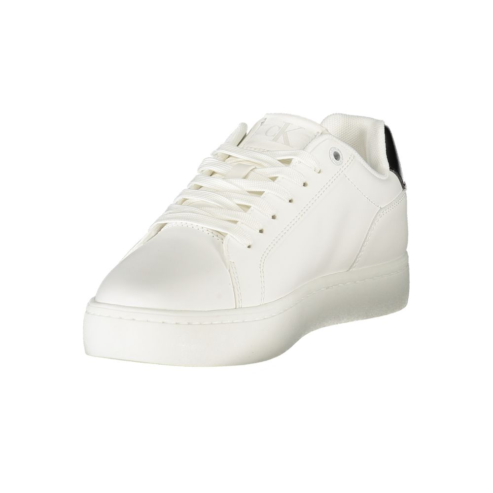 Sneakers pour femmes Calvin Klein en polyuréthane blanc, élégantes et modernes, visibles sur une image claire et détaillée.