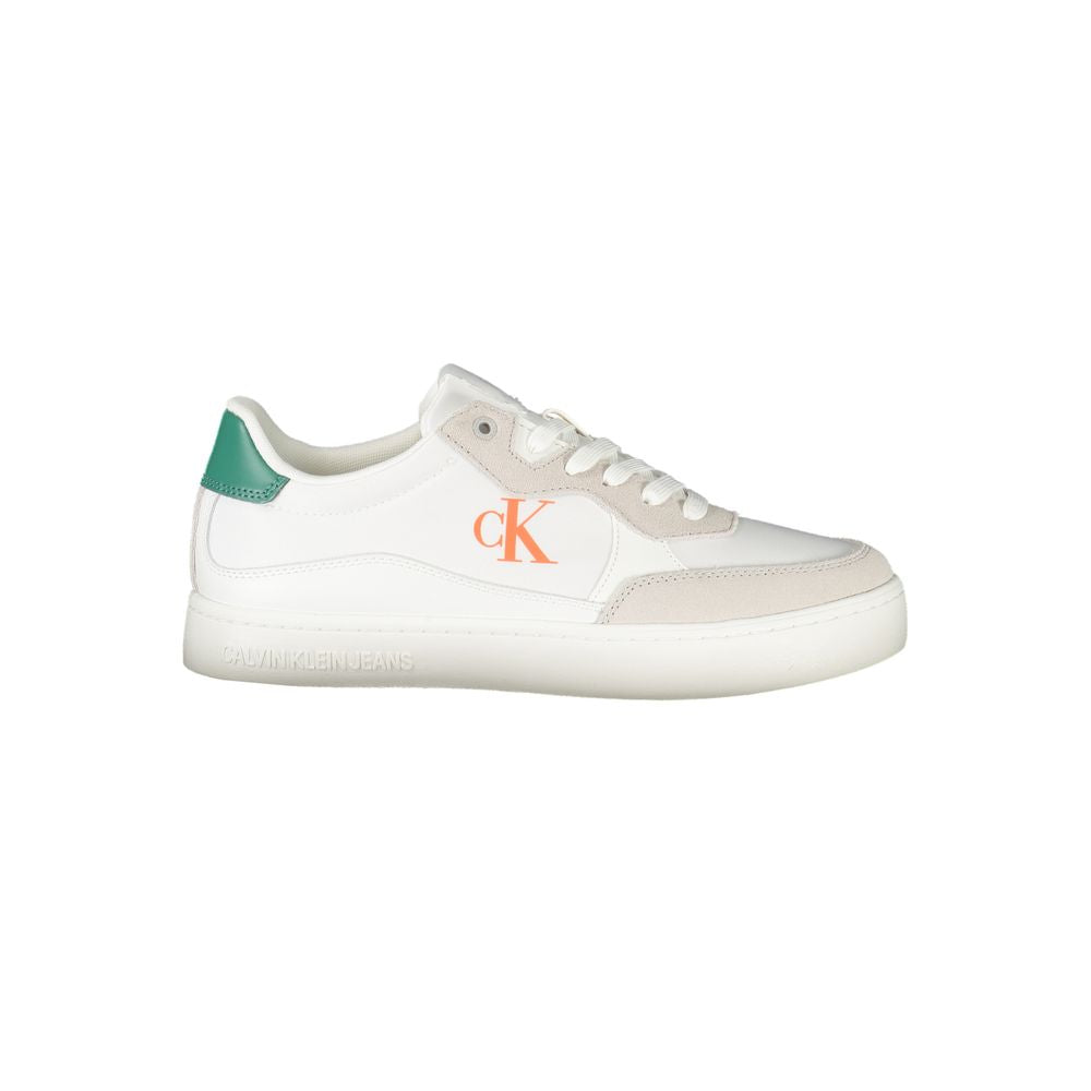 Sneakers pour hommes Calvin Klein en polyuréthane blanc, style décontracté avec semelle blanche, vue de côté.